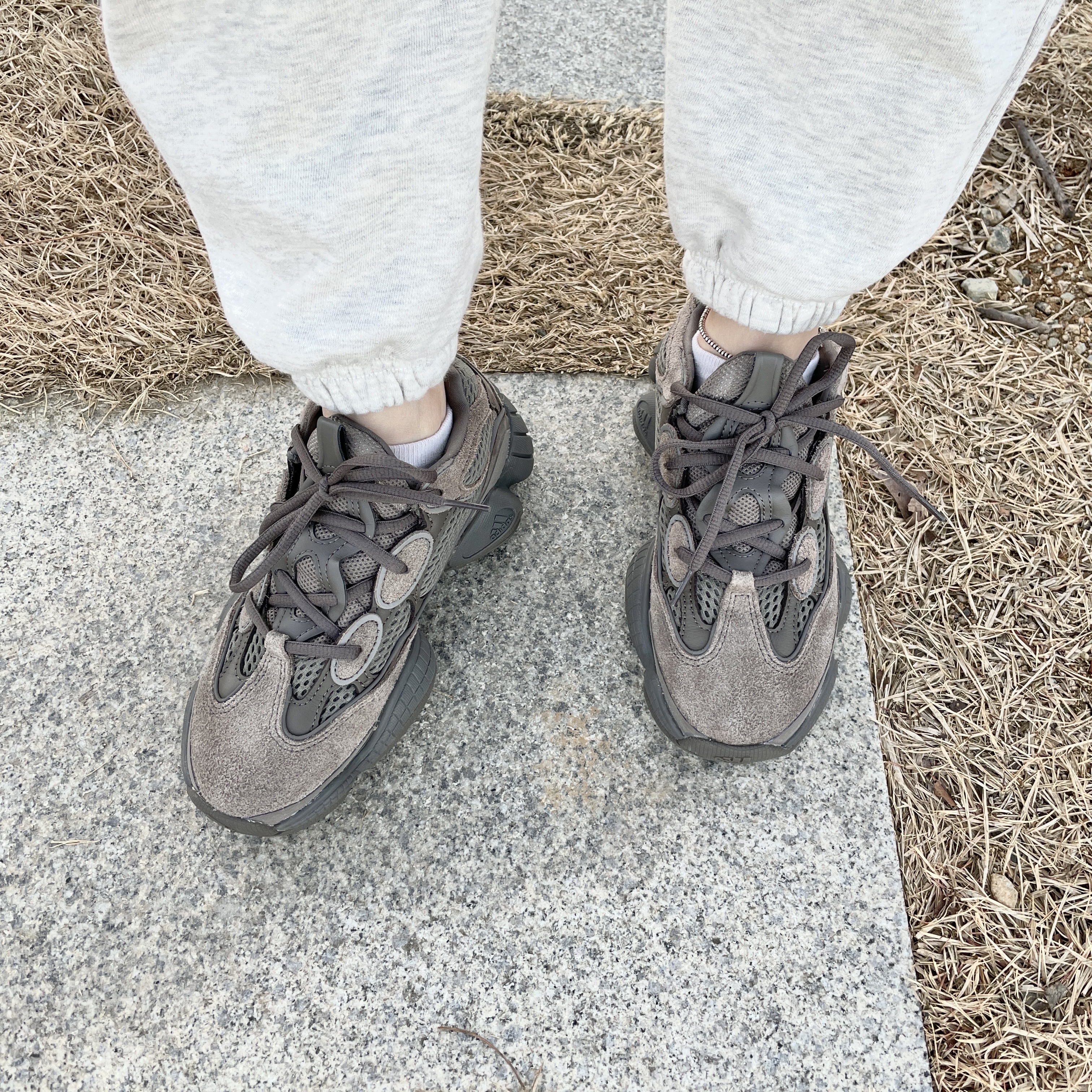 Adidas Yeezy 500 Clay Brown 착용 스타일 - 4