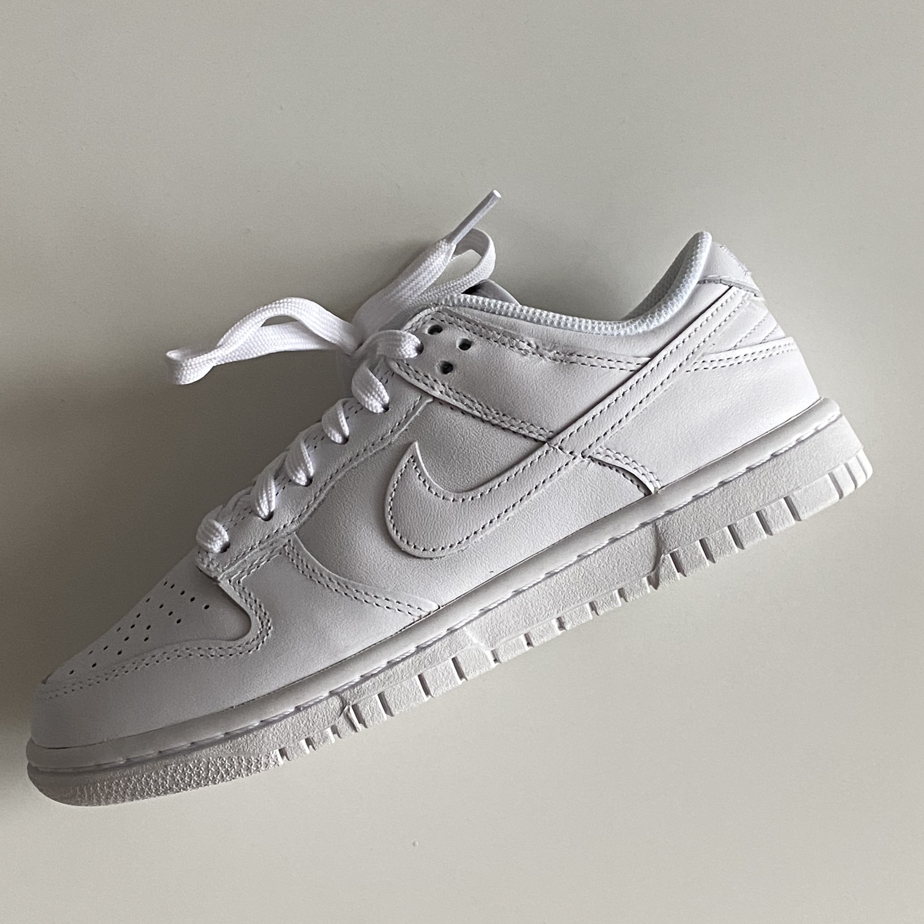 (W) Nike Dunk Low Triple White 착용 스타일 - 1