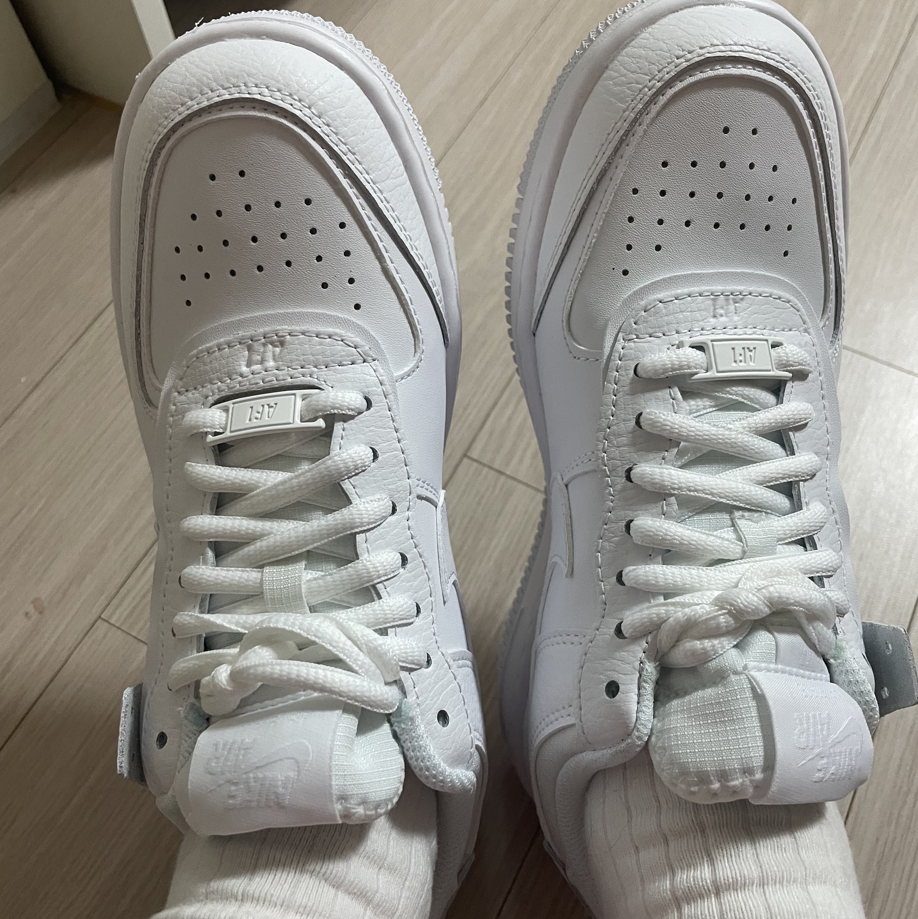 (W) Nike Air Force 1 Shadow Triple White 착용 스타일 - 4
