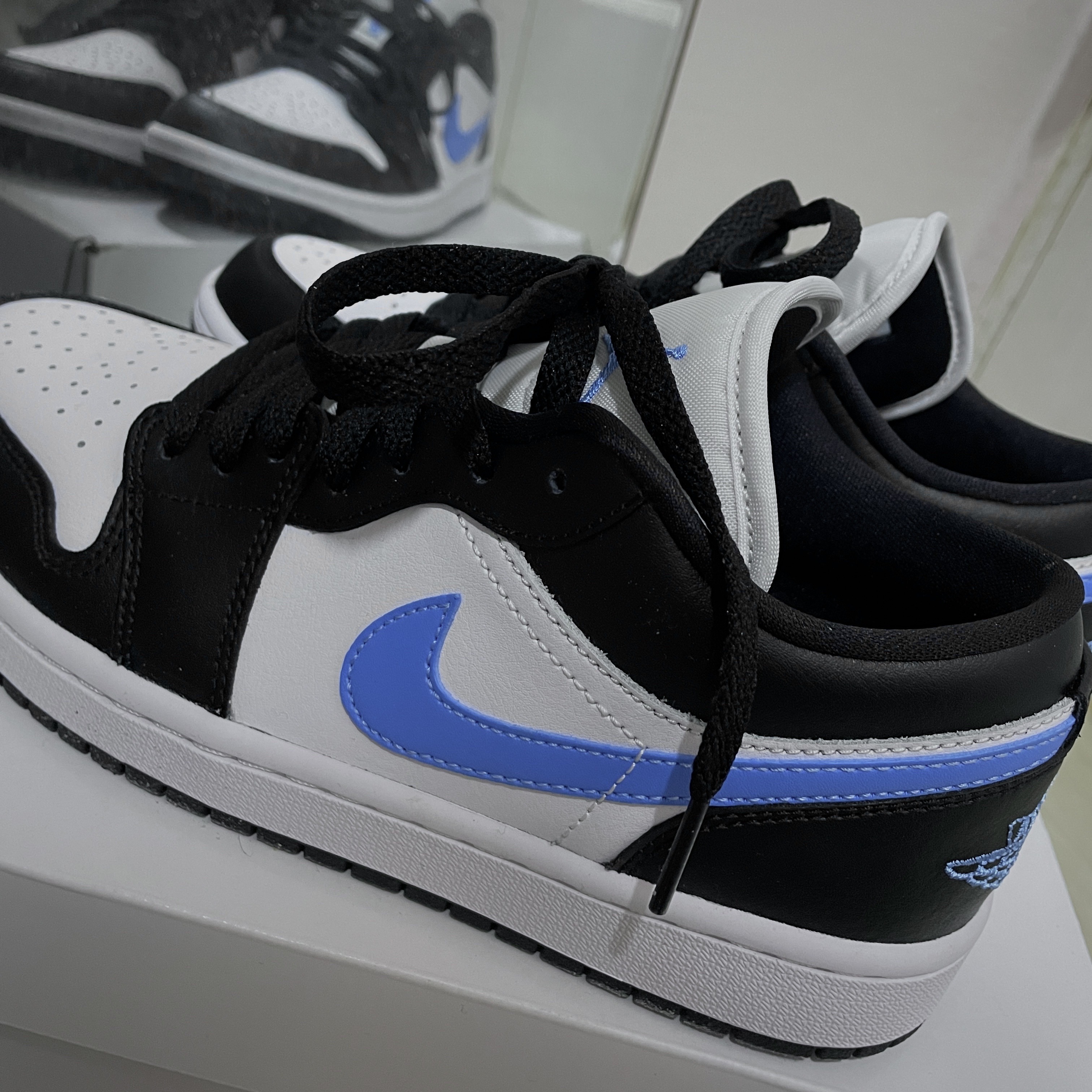 (W) Jordan 1 Low Black University Blue 착용 스타일 - 1
