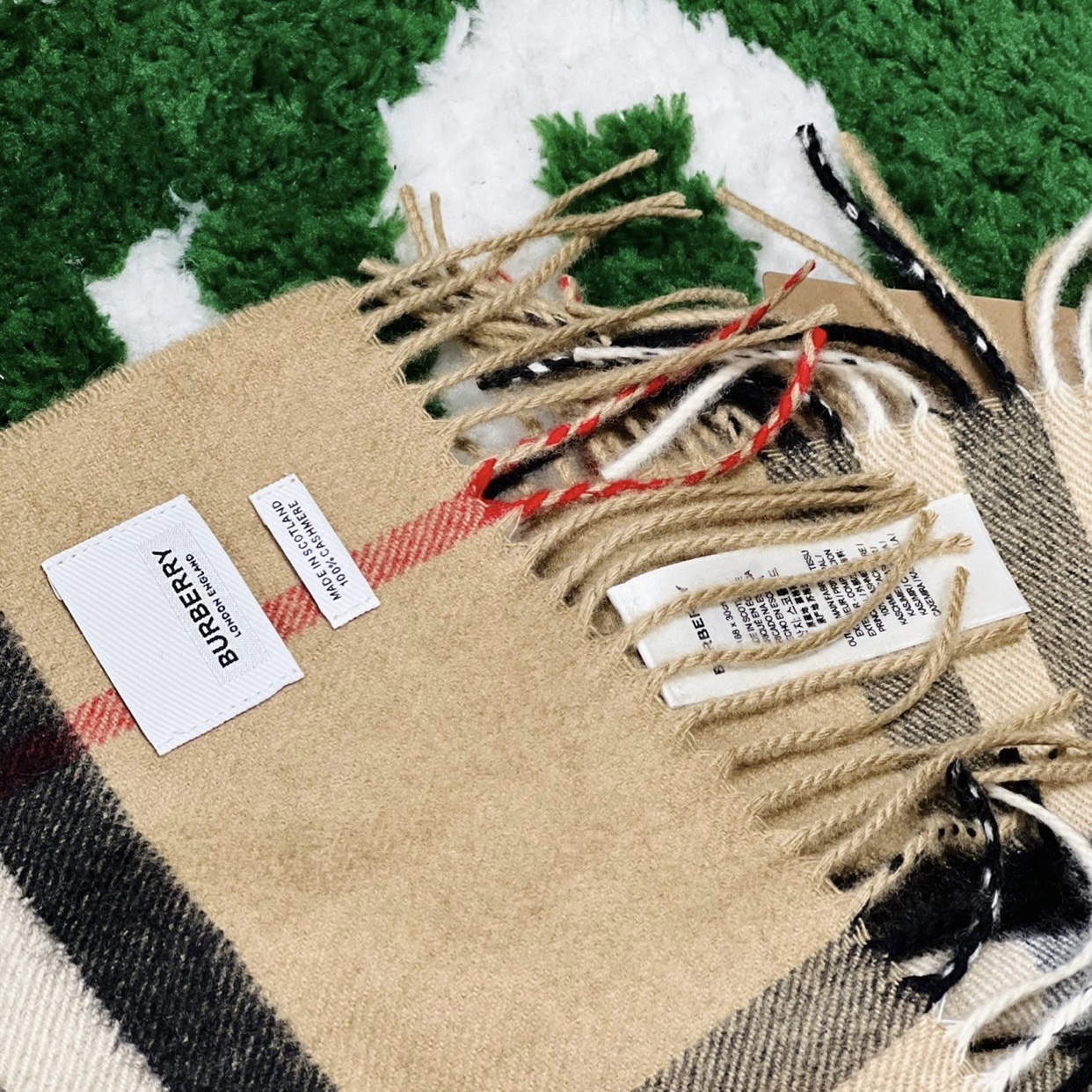 Burberry Classic Check Cashmere Muffler Archive Beige 착용 스타일 - 2