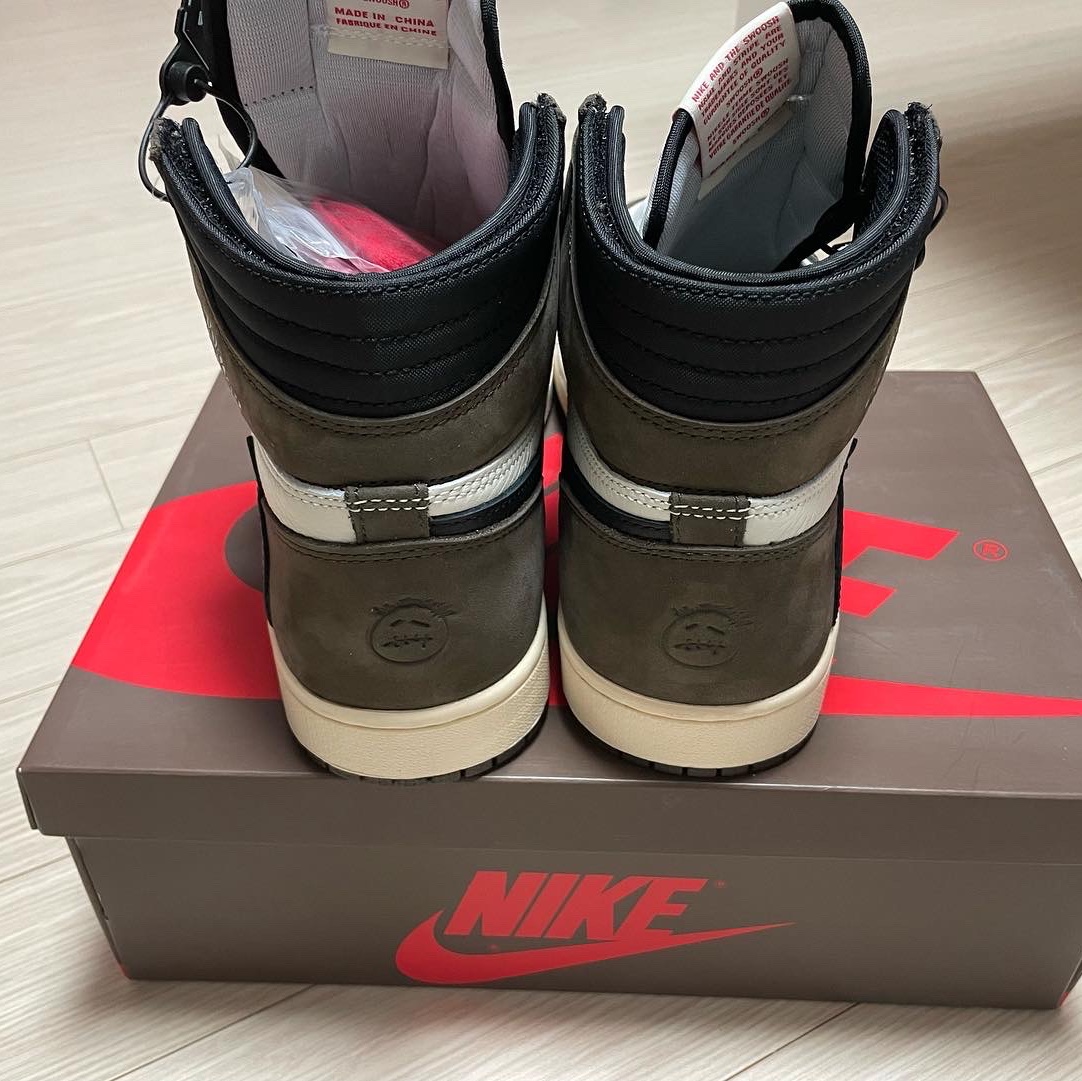 Jordan 1 x Travis Scott Retro High OG SP Mocha 착용 스타일 - 4