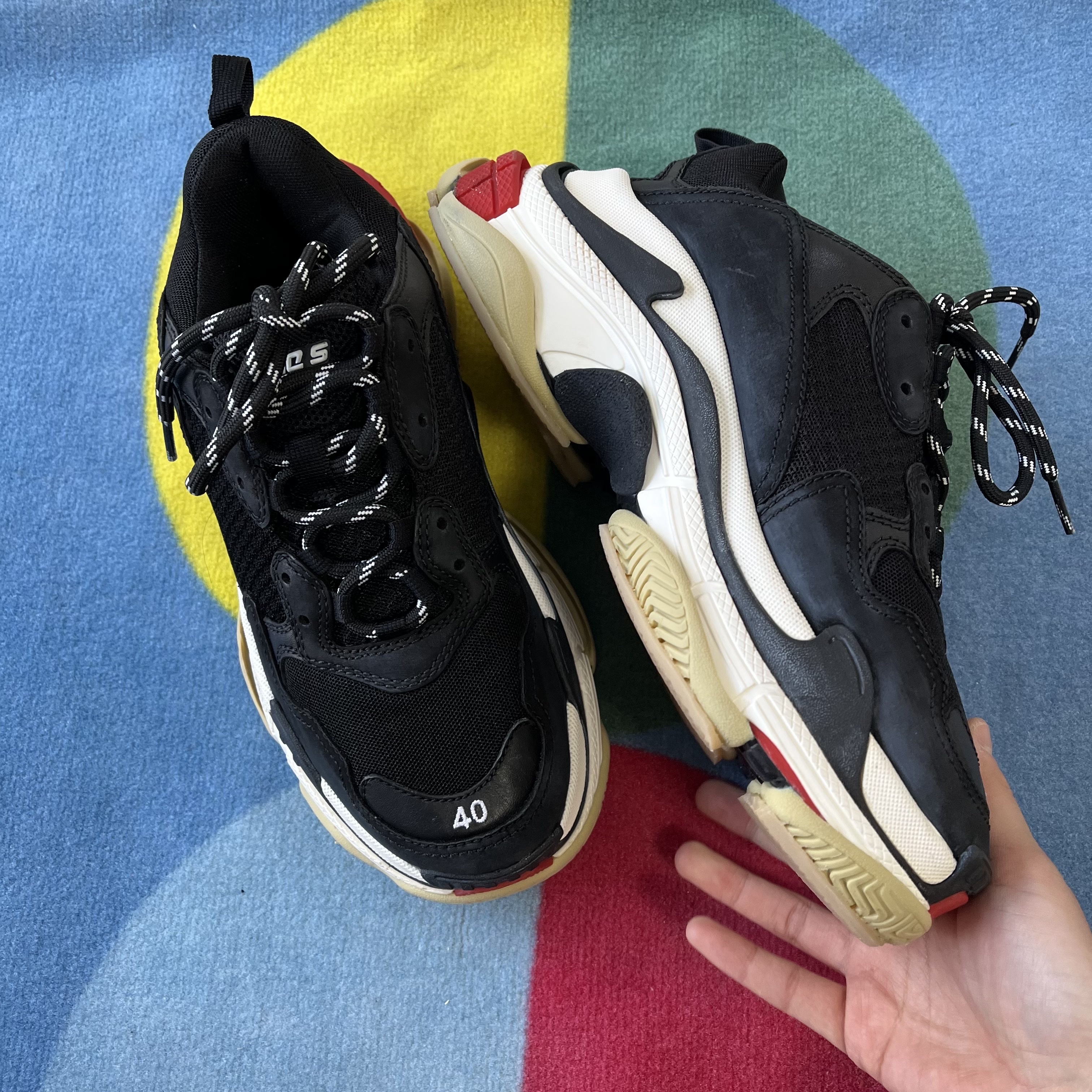 (W) Balenciaga Triple S Trainer Black White Red 착용 스타일 - 2