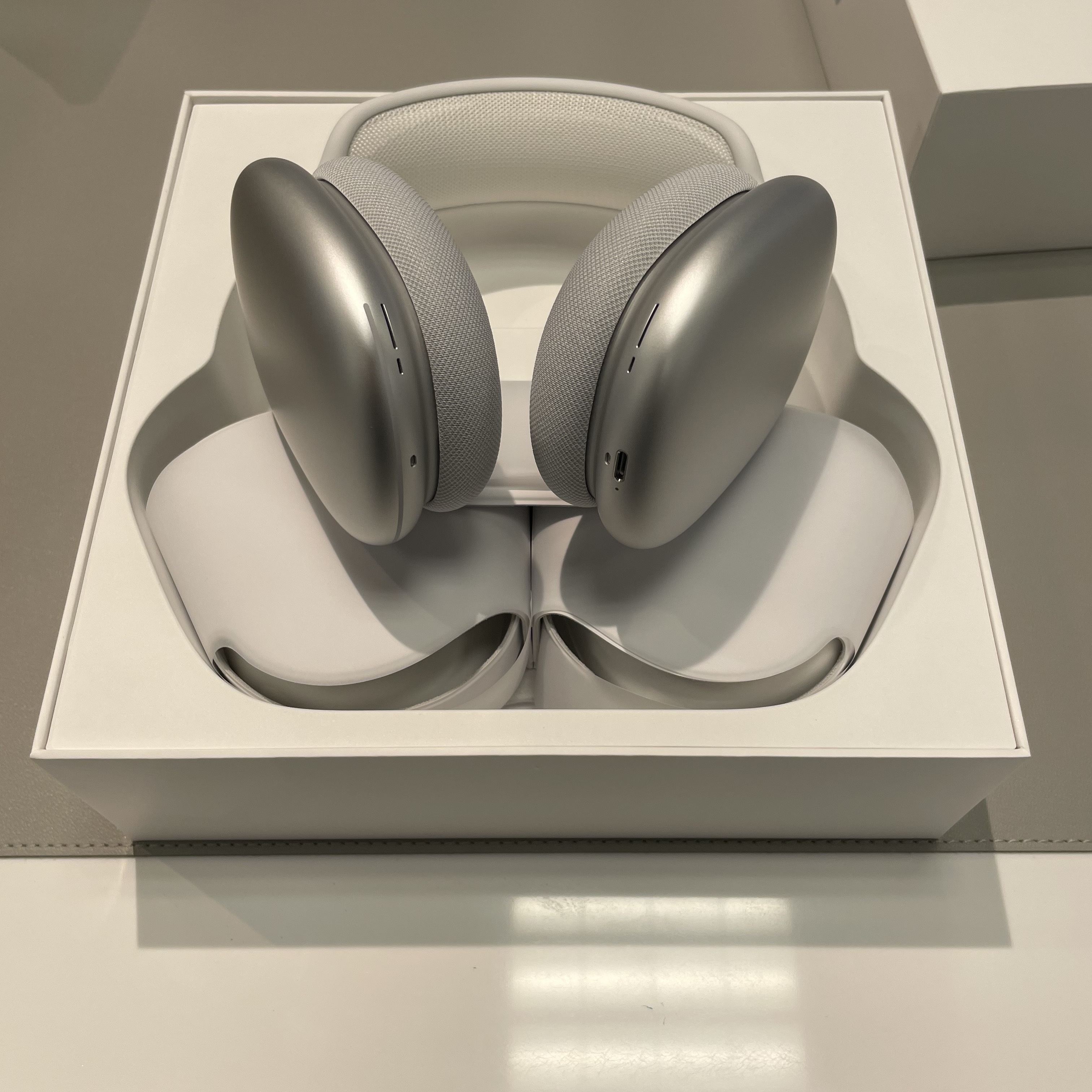 Apple AirPods Max Lightning Silver (Korean Ver.) 착용 스타일 - 2