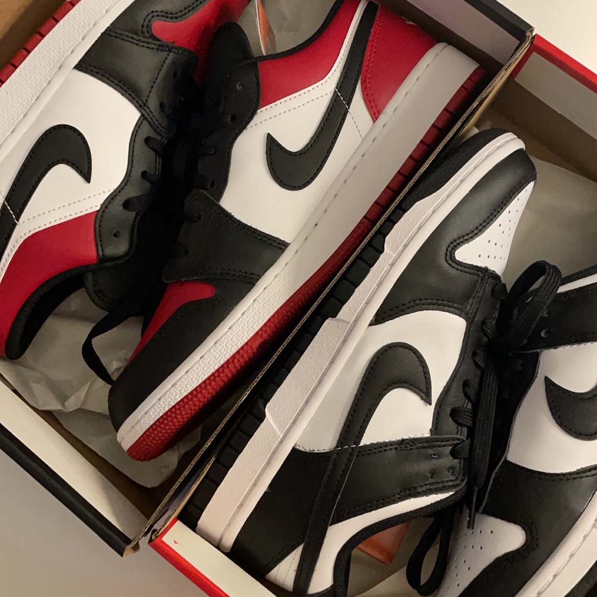 (GS) Jordan 1 Low Bred Toe, (W) Nike Dunk Low Black 착용 스타일