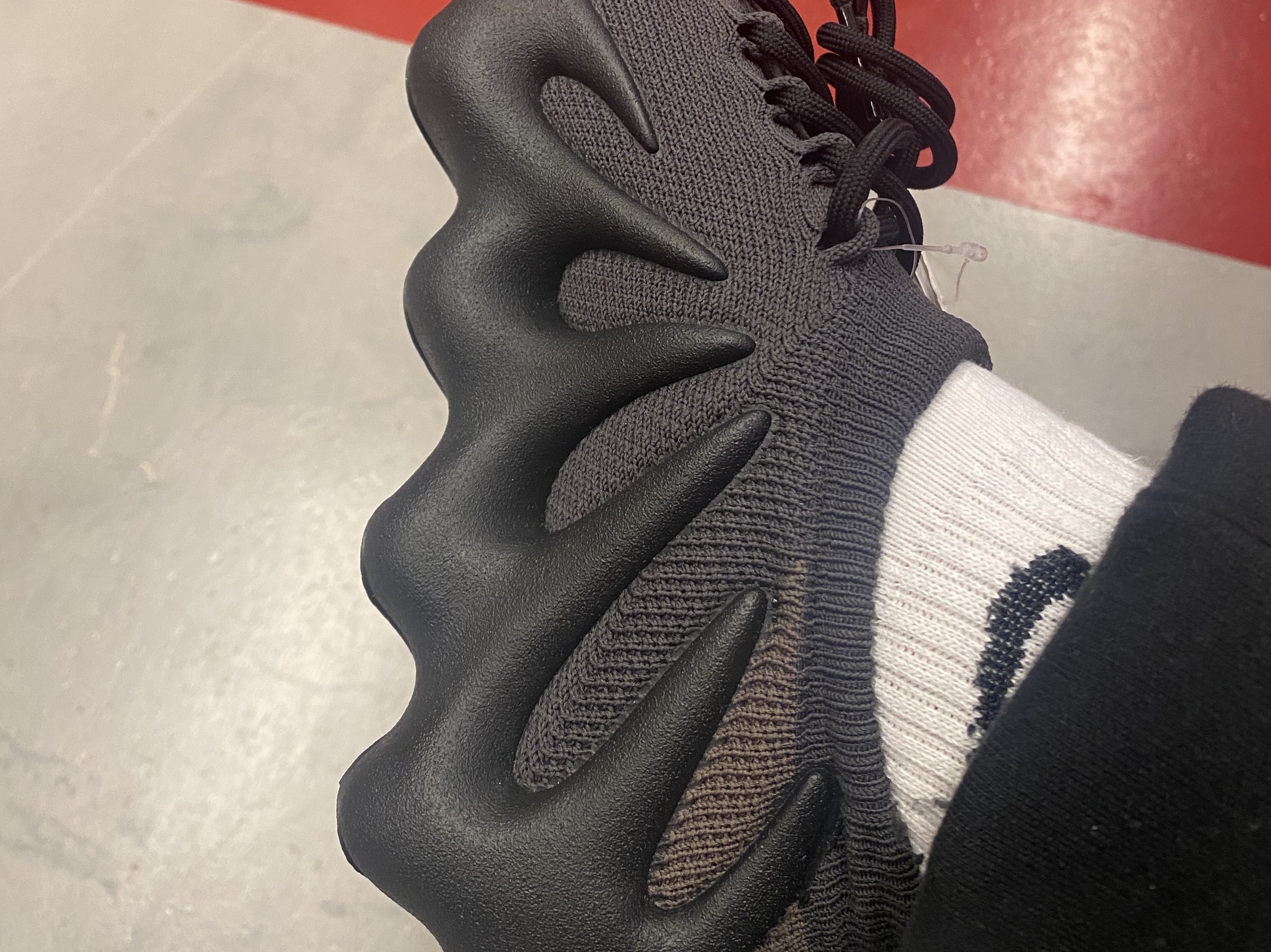 Adidas Yeezy 500 Clay Brown, Jordan 1 Retro High OG Craft 착용 스타일 - 4