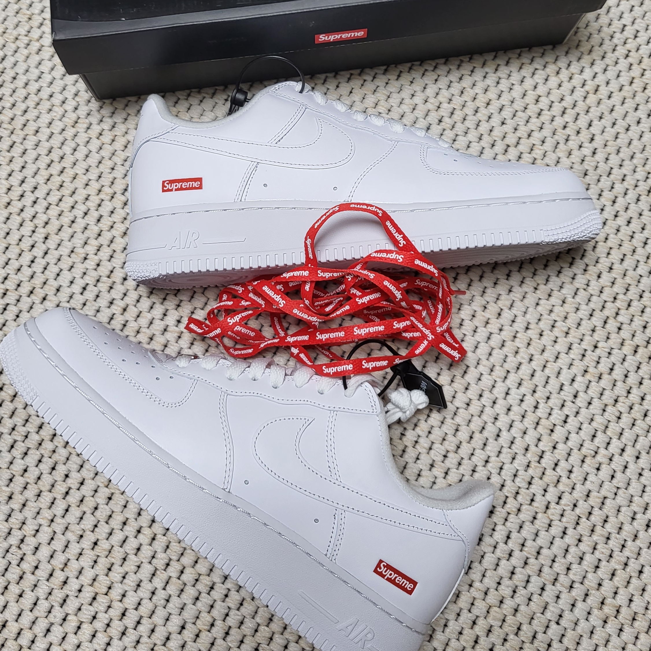 Nike x Supreme Air Force 1 Low White 착용 스타일
