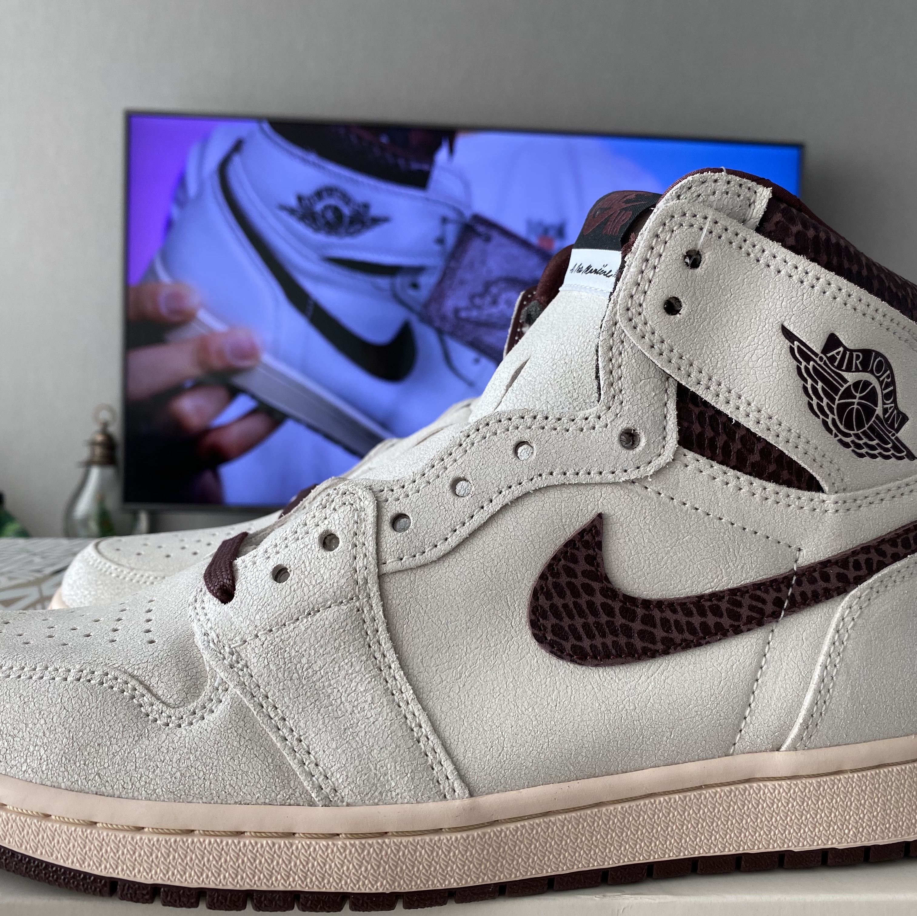 Jordan 1 x A Ma Maniere Retro High OG SP Sail and Burgundy 착용 스타일 - 3