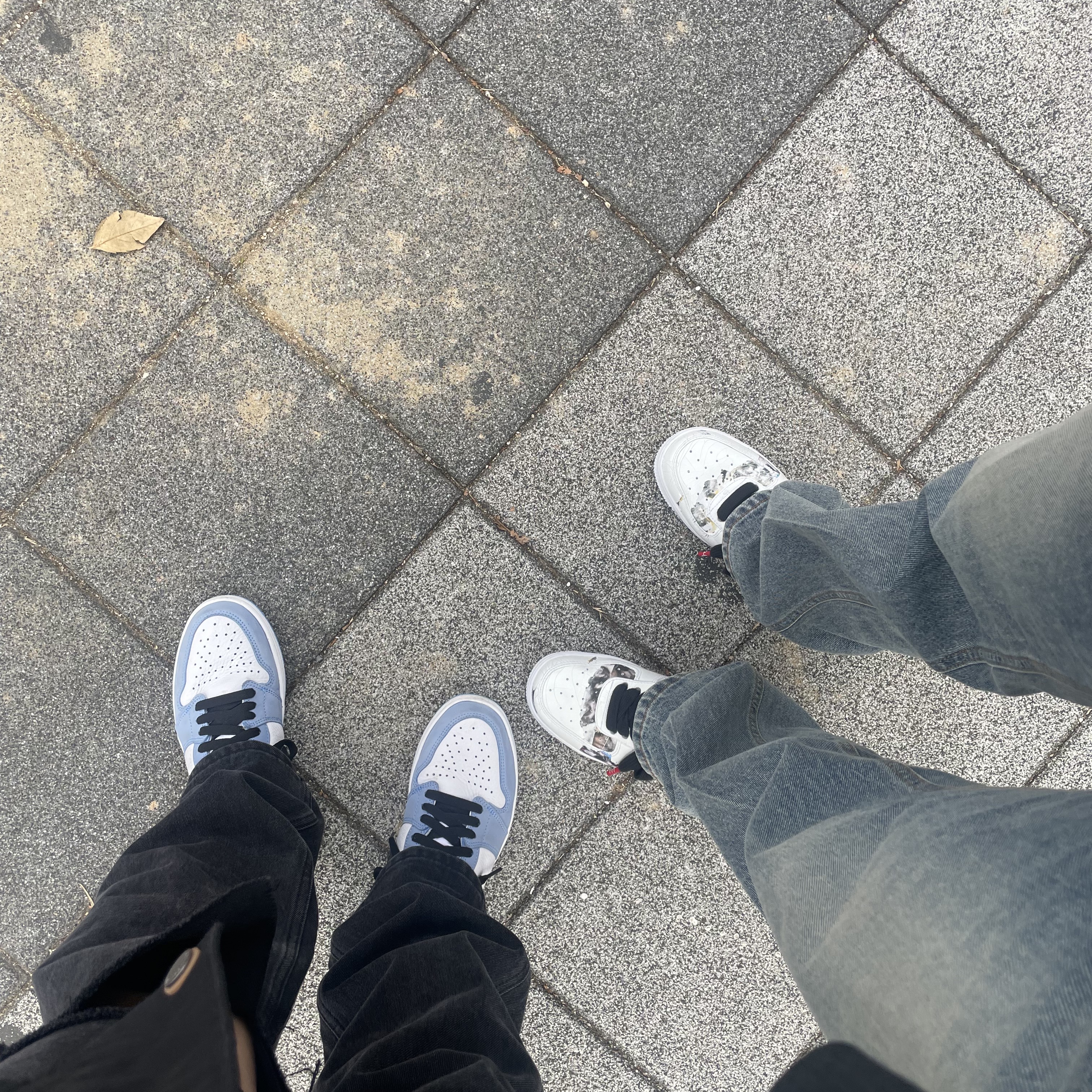Jordan 1 Retro High OG University Blue, Nike x Peaceminusone Air Force 1 Low Para-Noise 2.0 착용 스타일