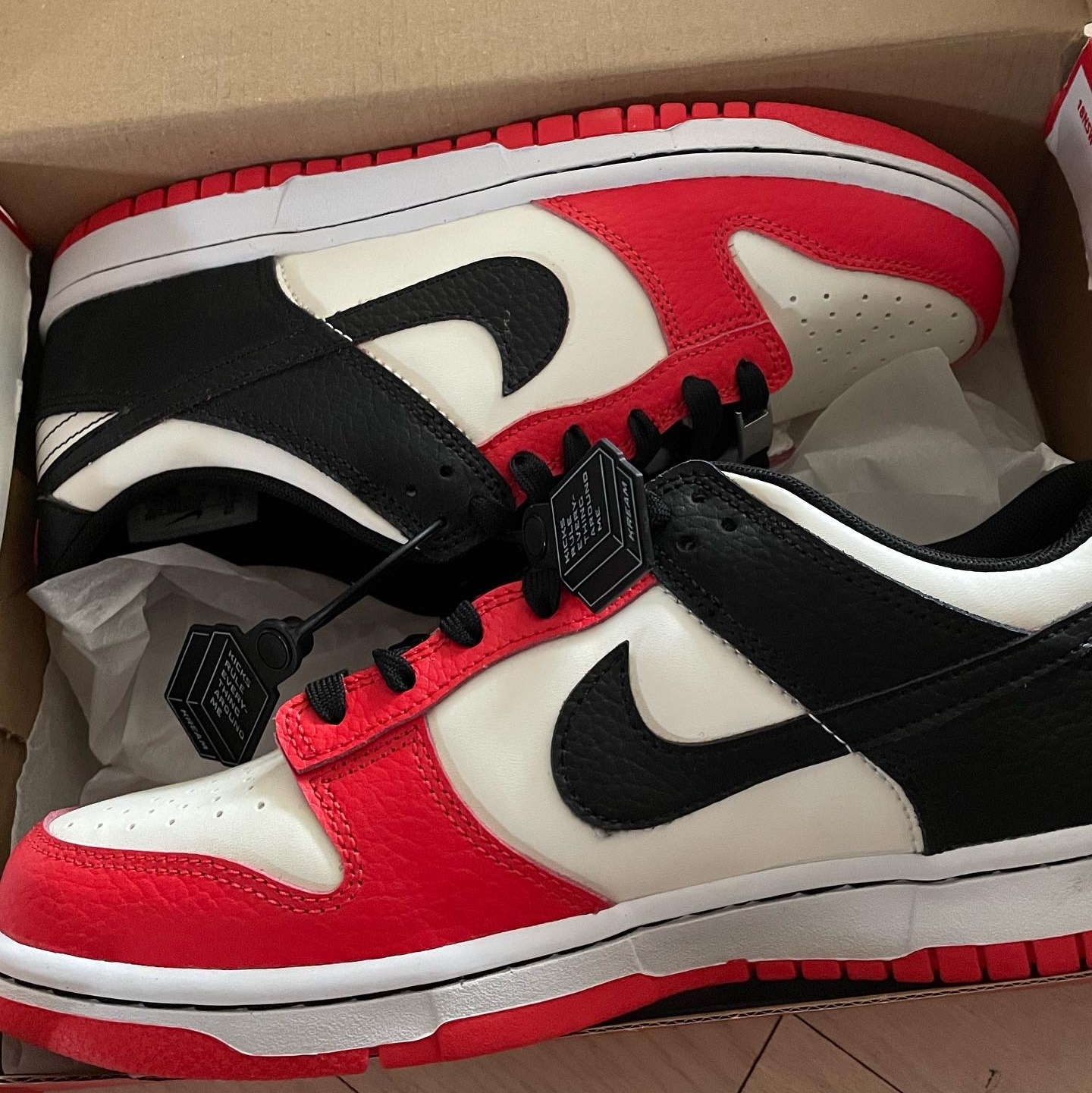 (GS) Nike x NBA Dunk Low Black and Chile Red, Nike x NBA Dunk Low Retro EMB Black and Chile Red 착용 스타일 - 3