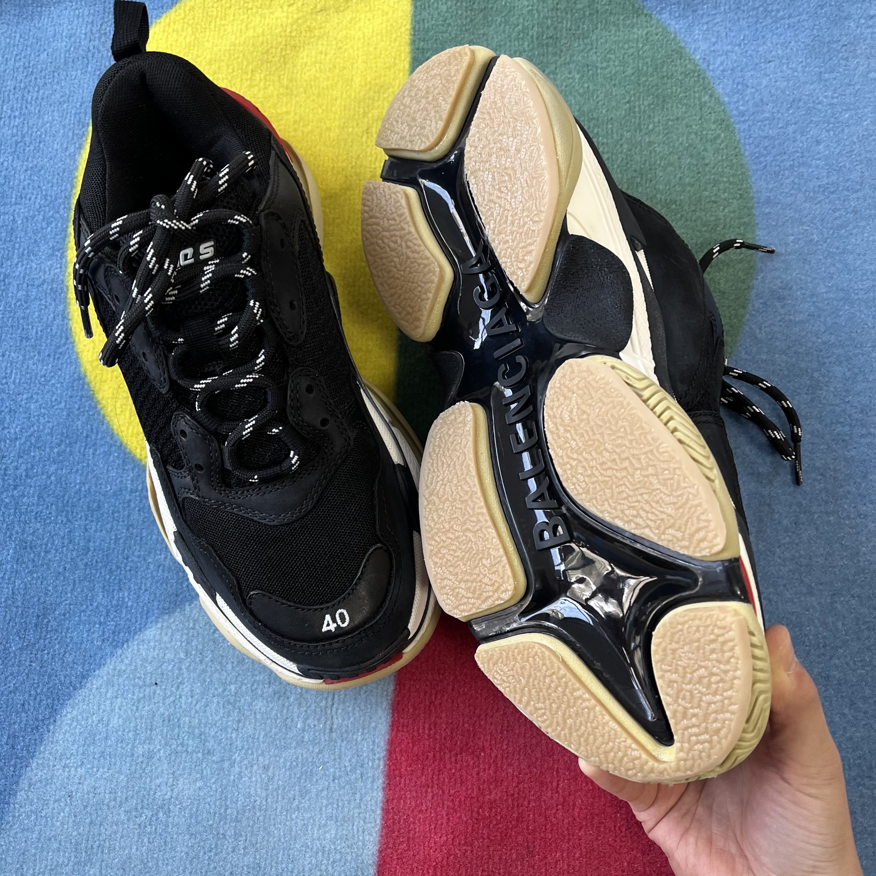 (W) Balenciaga Triple S Trainer Black White Red 착용 스타일 - 3