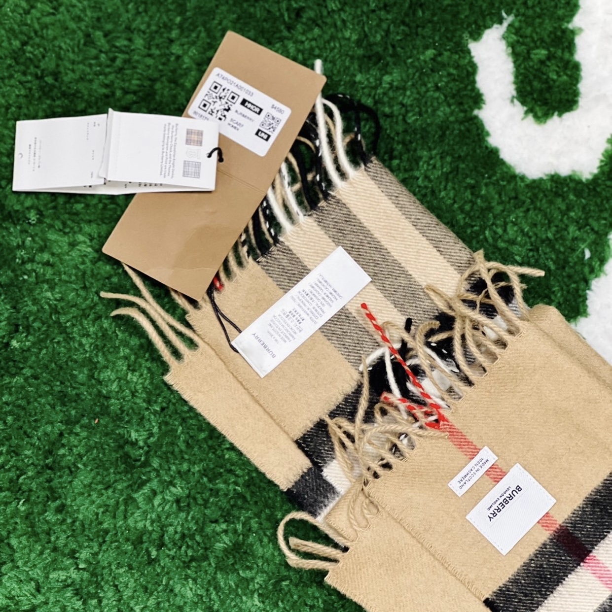 Burberry Classic Check Cashmere Muffler Archive Beige 착용 스타일 - 4