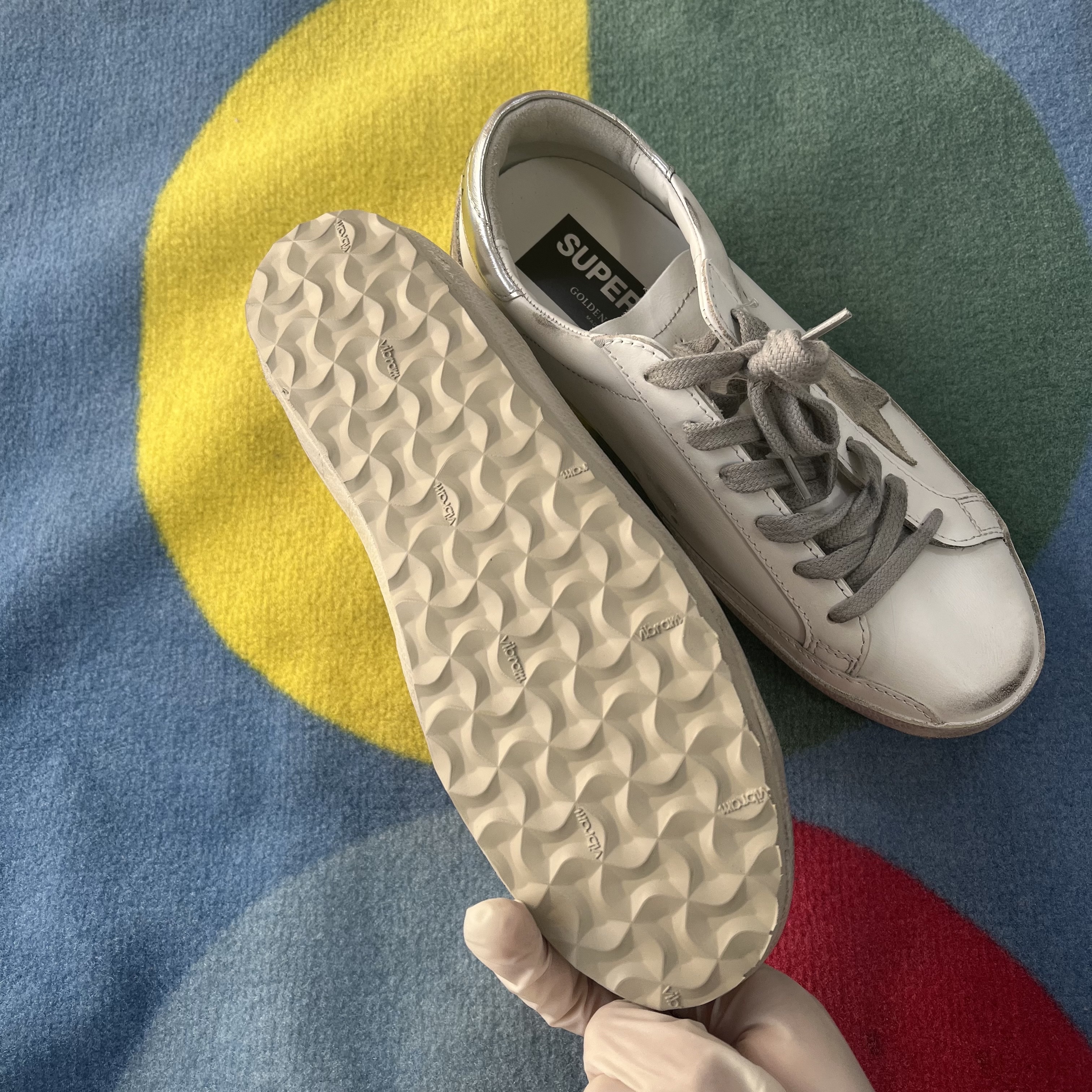 (W) Golden Goose Superstar White Silver Heel Tab Sneakers 착용 스타일 - 3