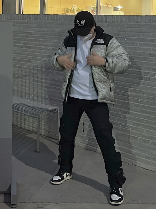 Supreme x The North Face Paper Print Nuptse Jacket - 19FW, Jordan 1 Retro High OG Black Mocha 착용 스타일