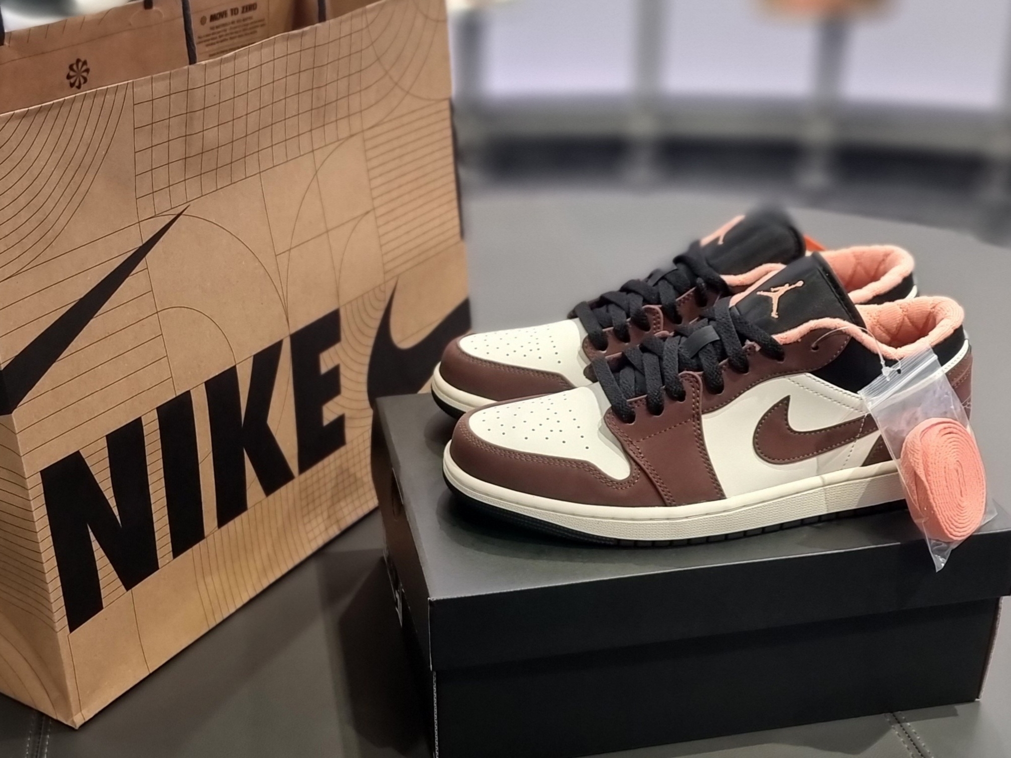 Jordan 1 Low SE Chocolate Bliss 착용 스타일