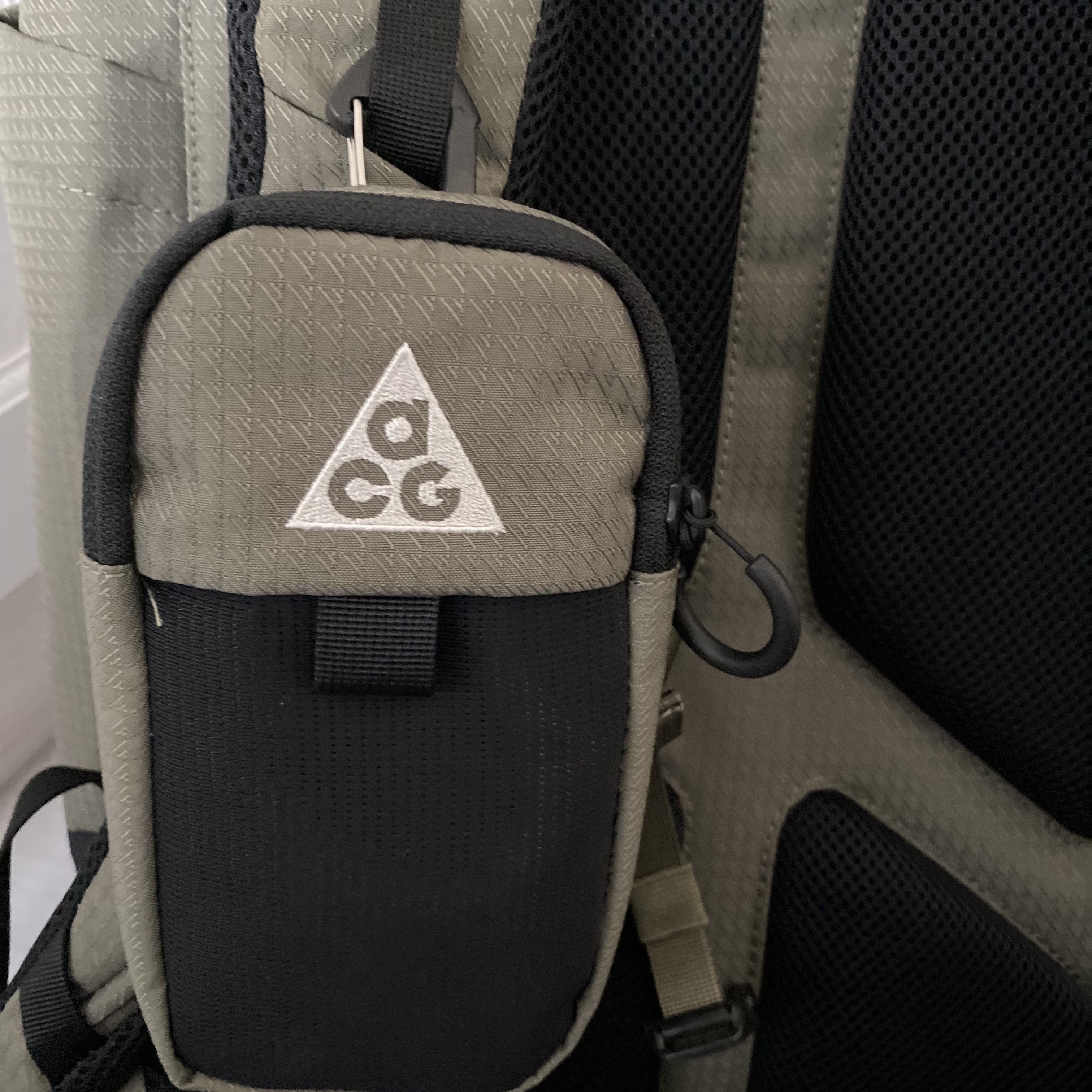 Nike ACG 36 Backpack Medium Olive 착용 스타일 - 3