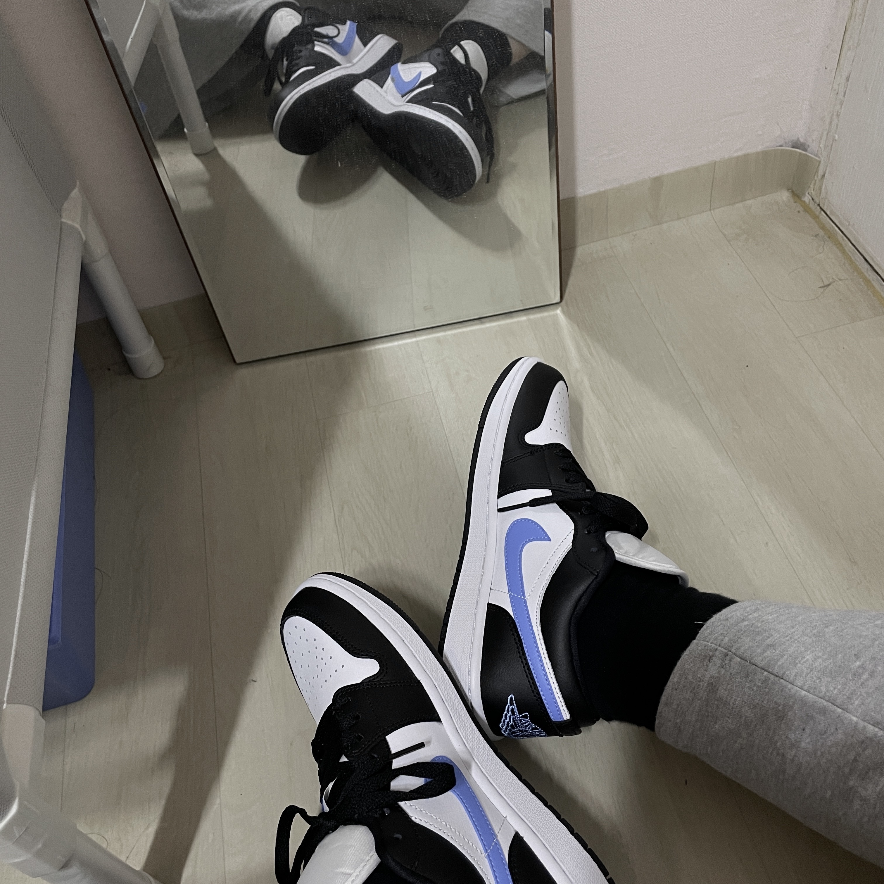 (W) Jordan 1 Low Black University Blue 착용 스타일 - 2