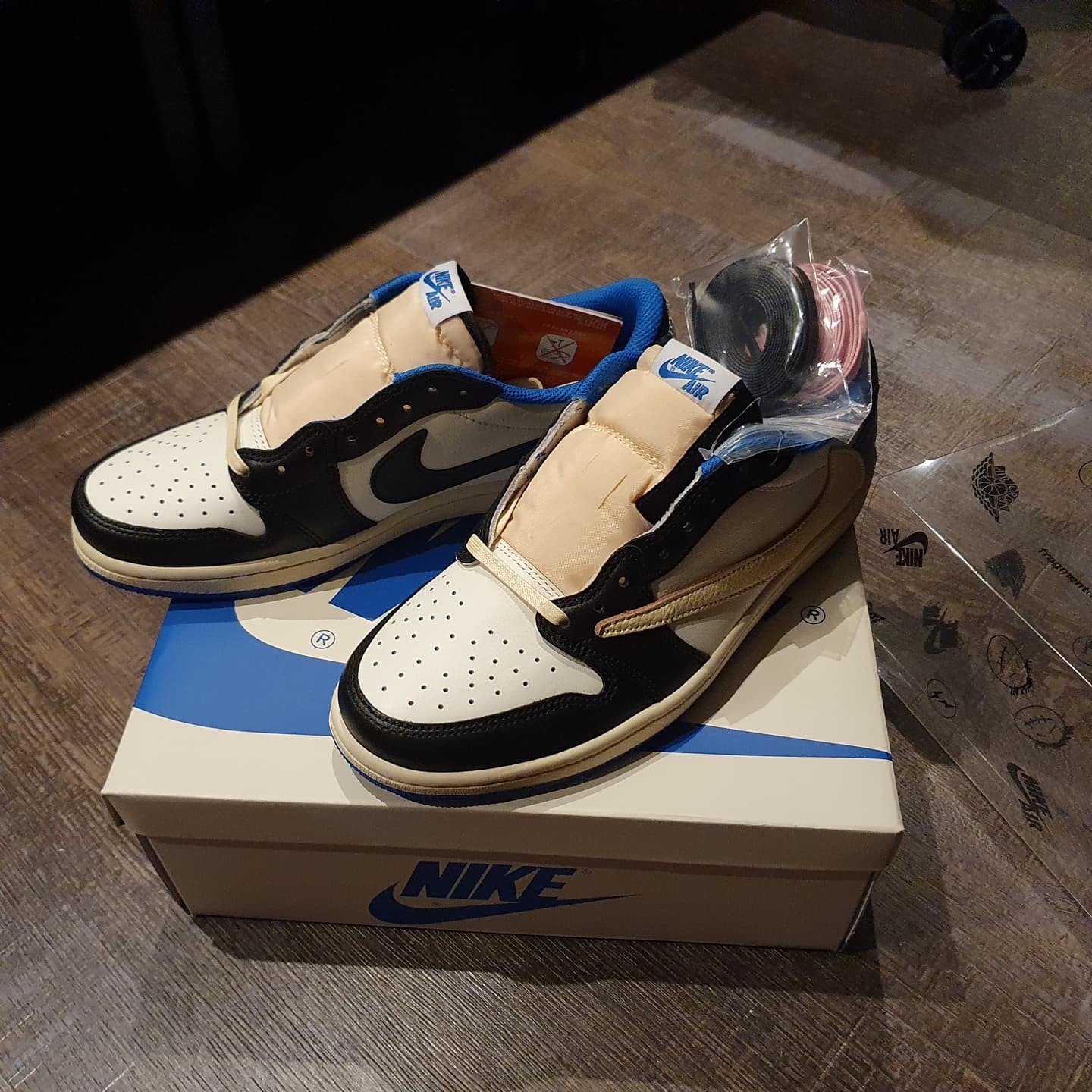 Jordan 1 x Travis Scott x Fragment Retro Low OG SP Military Blue 착용 스타일 - 4