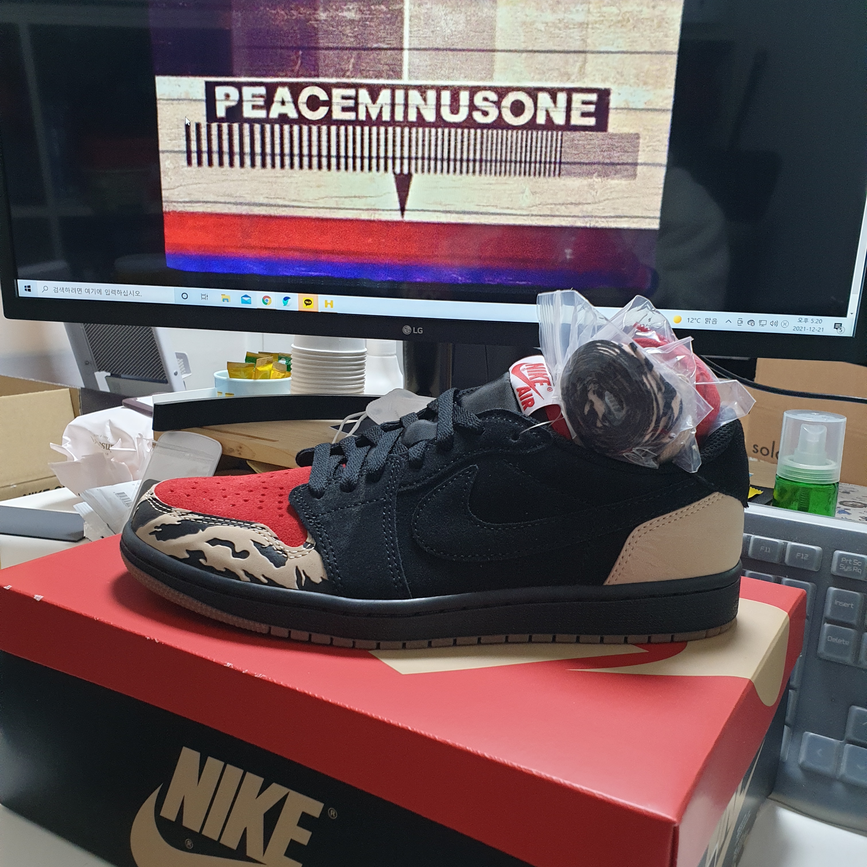 Jordan 1 x SoleFly Retro Low OG SP Black and Sport Red 착용 스타일 - 1