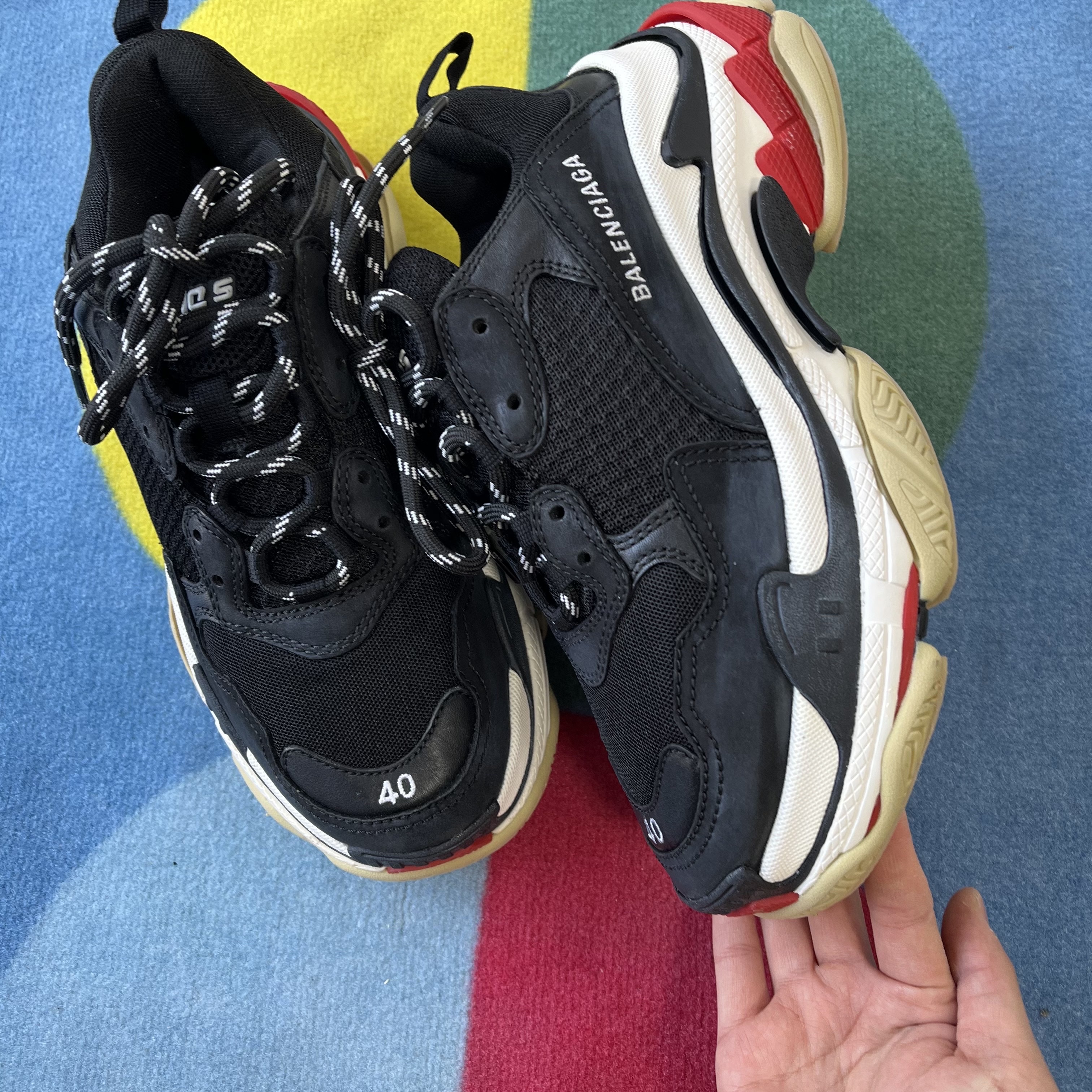 (W) Balenciaga Triple S Trainer Black White Red 착용 스타일 - 1