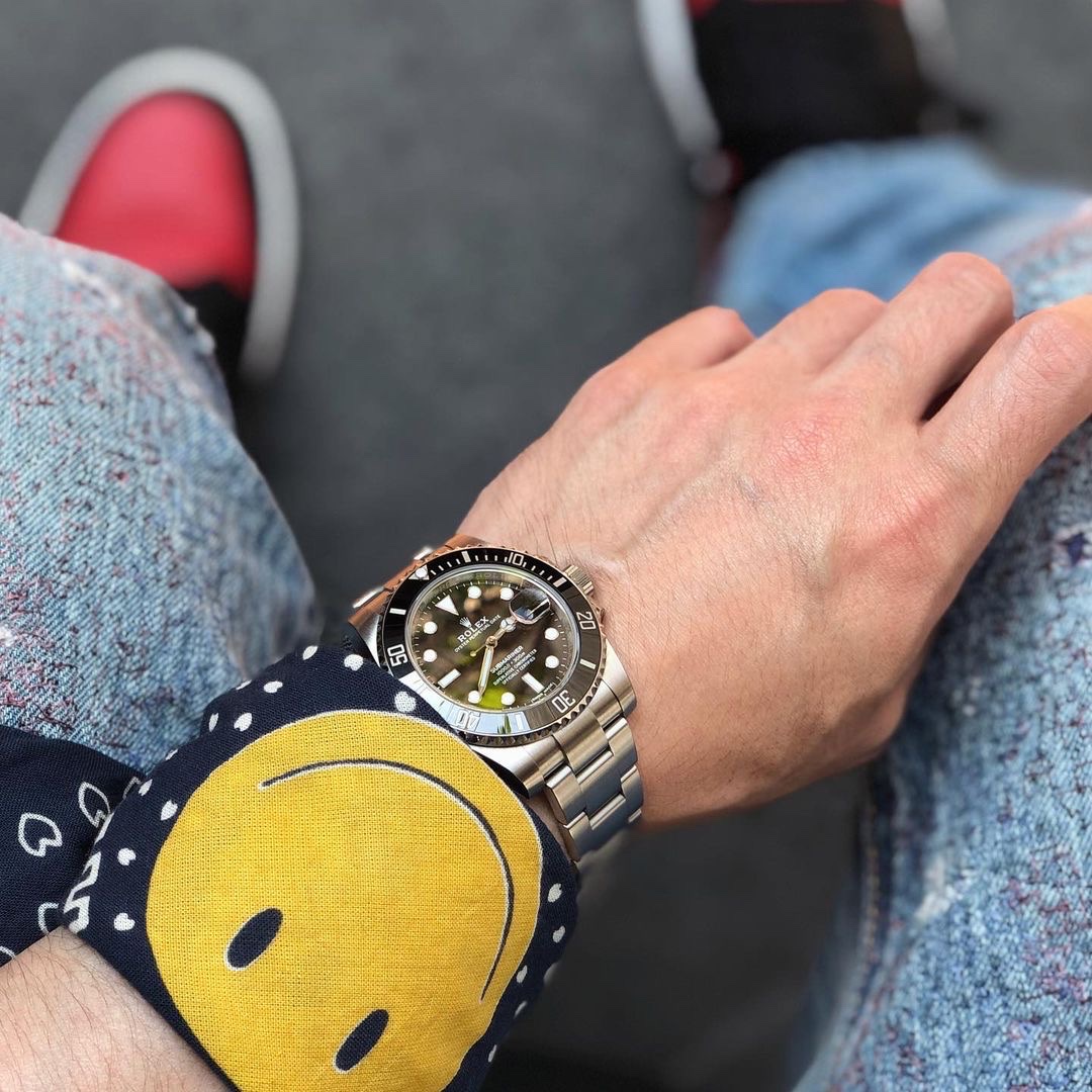 Rolex Submariner Date 41mm 126610LN Black Oyster, Jordan 1 Retro High OG Bred 2013 착용 스타일