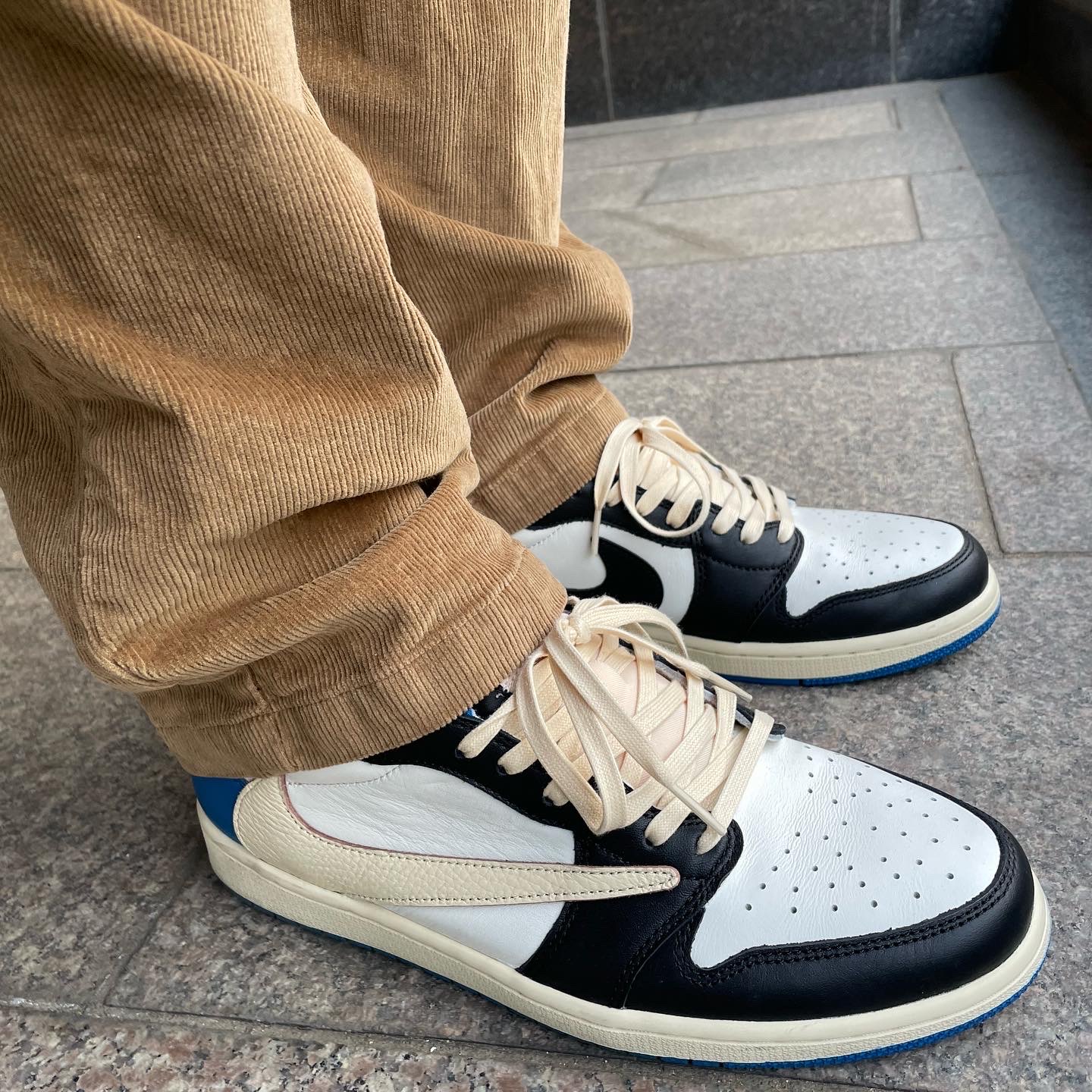 Jordan 1 x Travis Scott x Fragment Retro Low OG SP Military Blue 착용 스타일 - 4