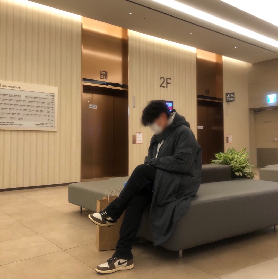 Jordan 1 x Travis Scott Retro High OG SP Mocha, Stussy 8 Ball Hoodie Ash Heather - 21FW 착용 스타일 - 1