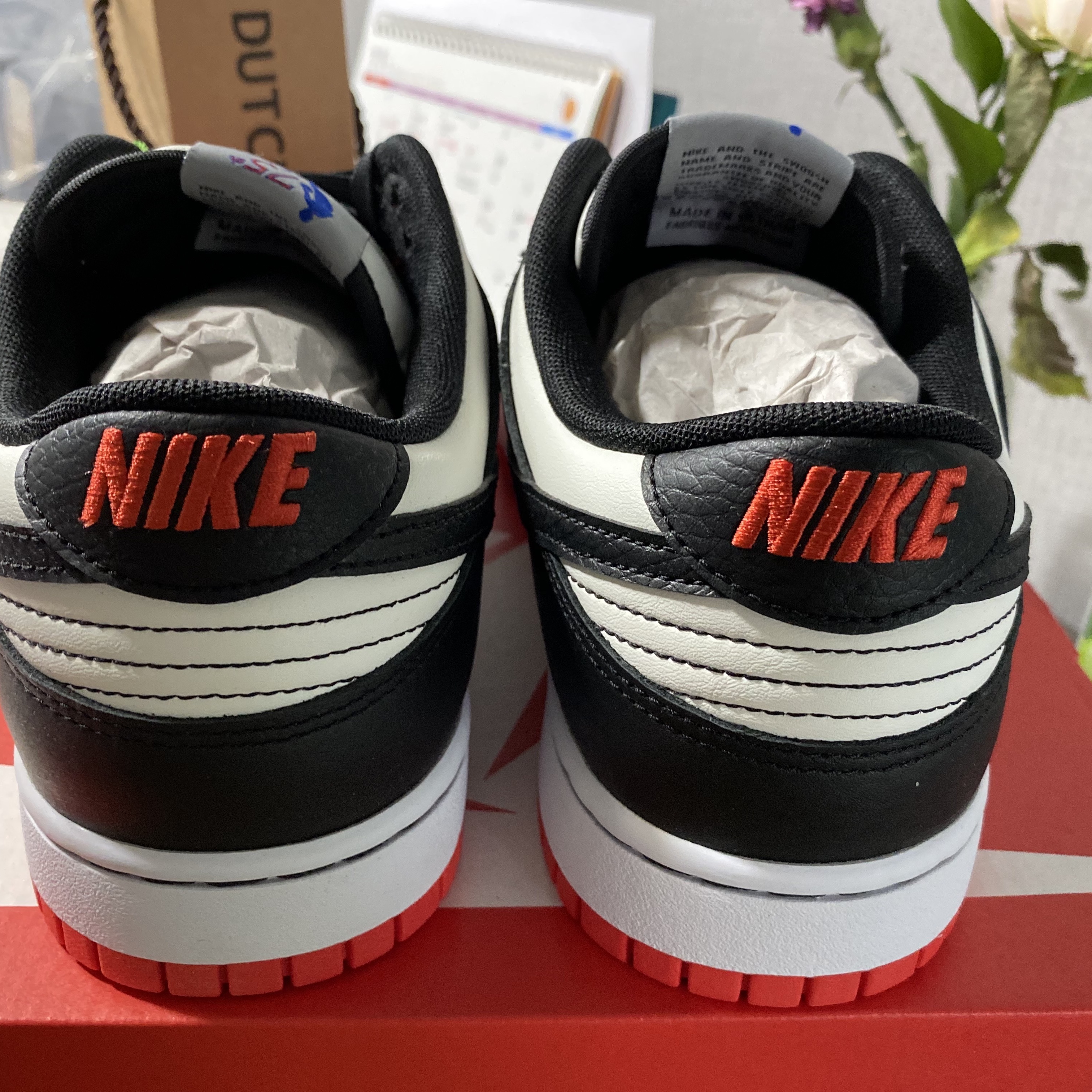 Nike x NBA Dunk Low Retro EMB Black and Chile Red 착용 스타일 - 2
