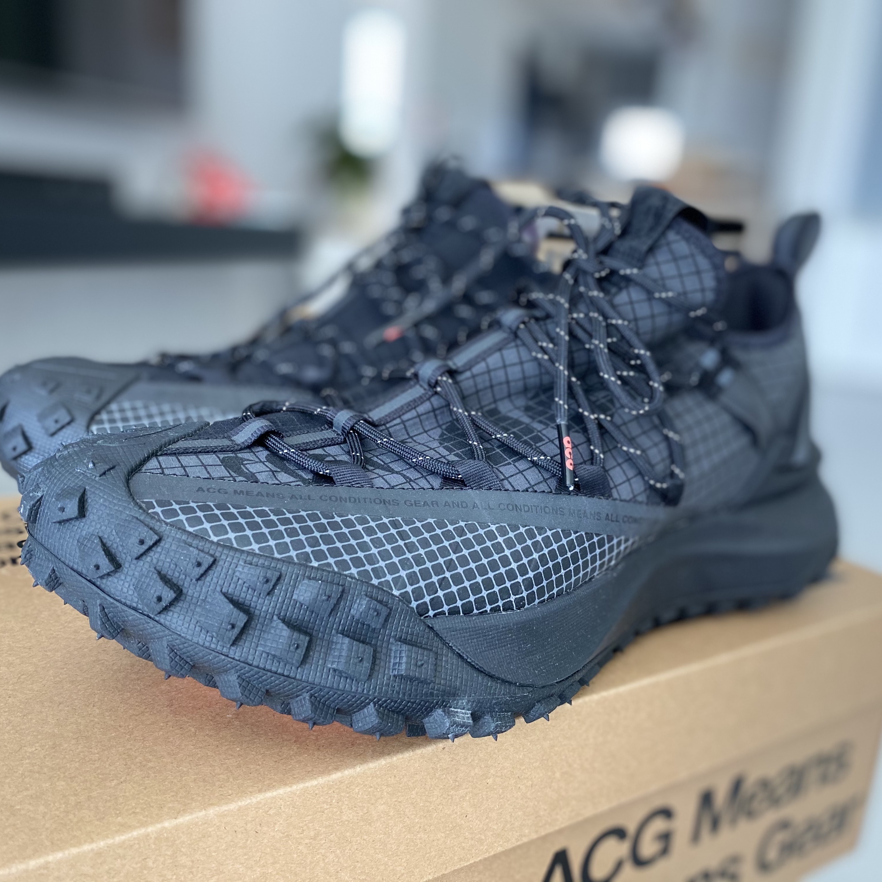 Nike ACG Mountain Fly Low Anthracite, Nike ACG Mountain Fly Low Fossil Stone 착용 스타일 - 3