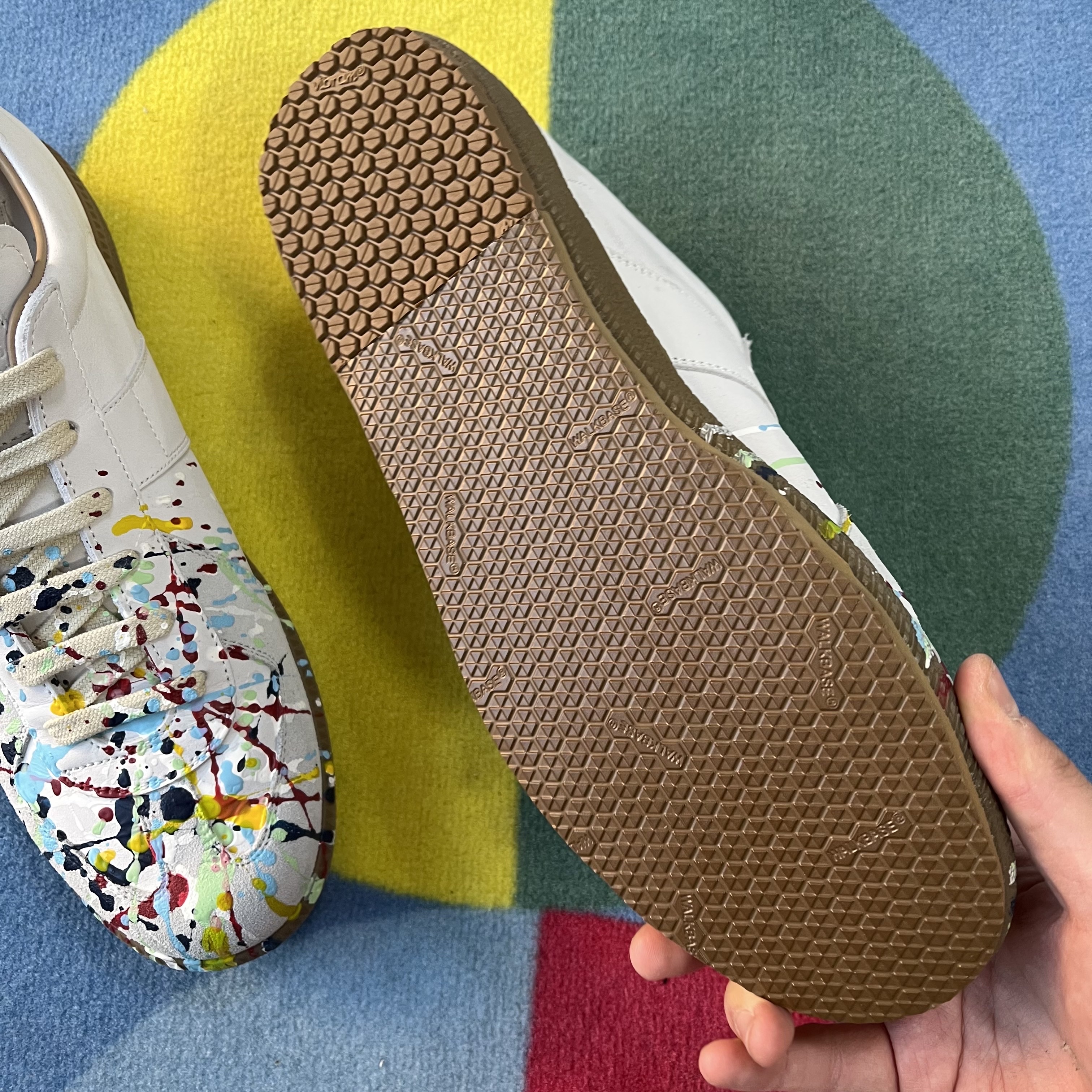 Maison Margiela Replica Paint Drop Sneakers 착용 스타일 - 5