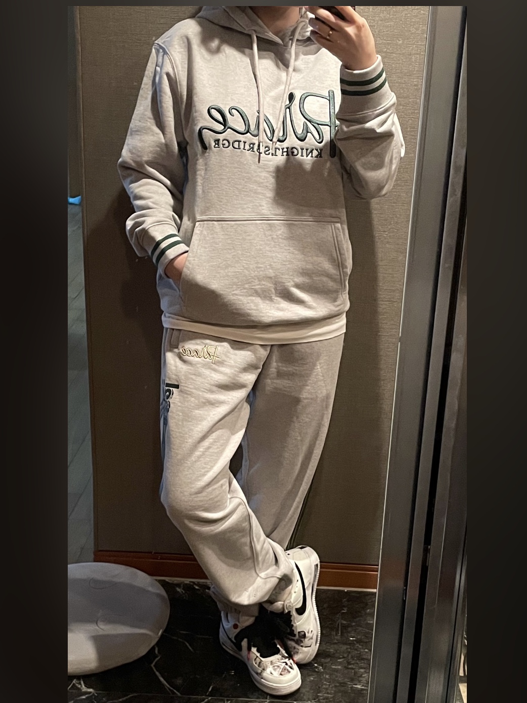 Palace x Harrods Embroidered Logo Hoodie Grey Marl - 21FW, Palace x Harrods Logo Sweatpants Grey Marl - 21FW 착용 스타일 - 1