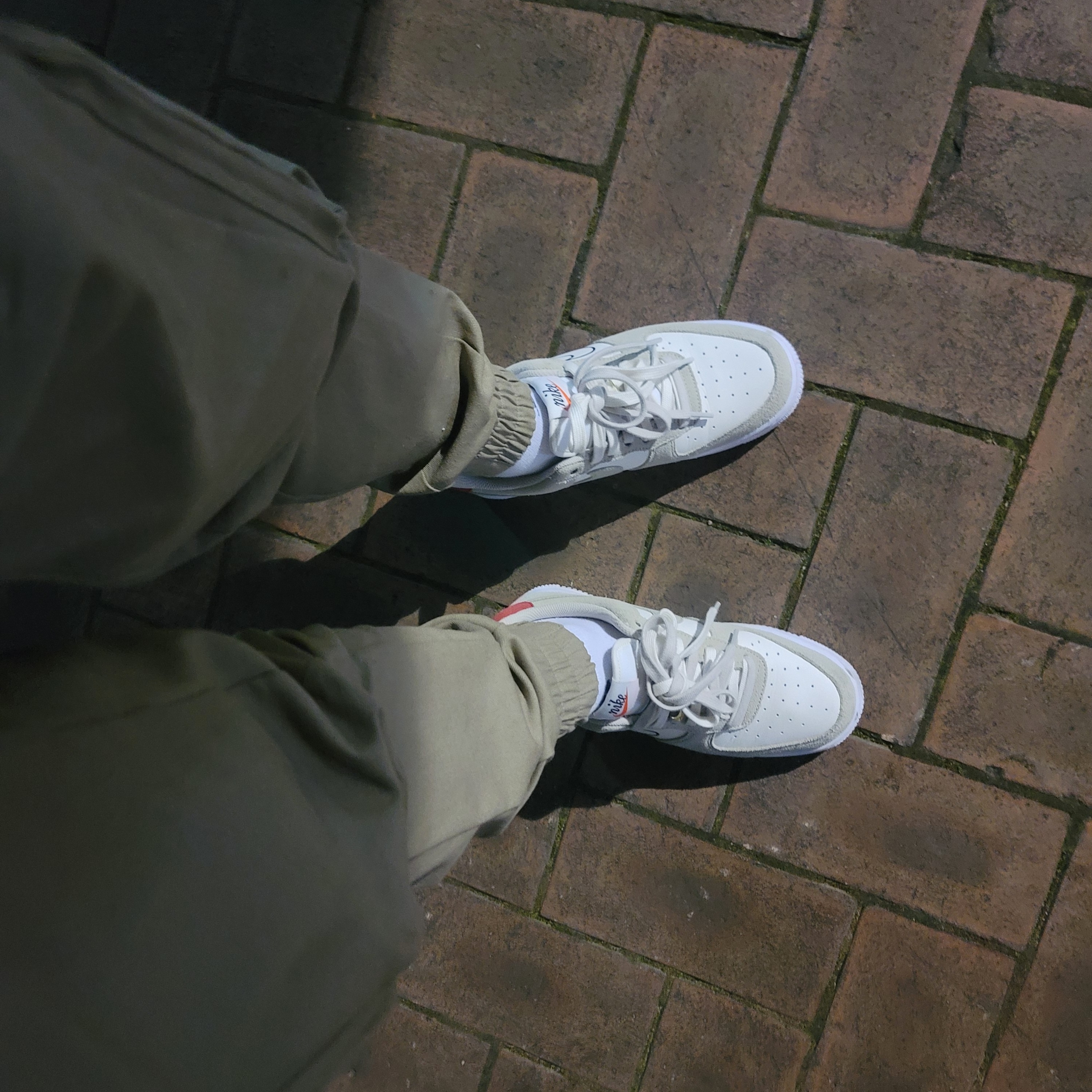Nike Air Force 1 '07 SE First Use Light Stone 착용 스타일
