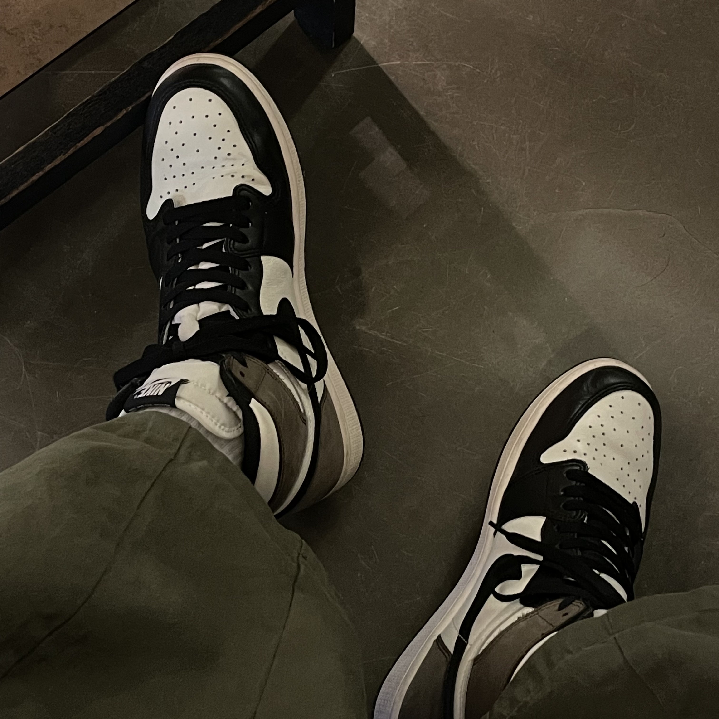 Jordan 1 Retro High OG Black Mocha 착용 스타일