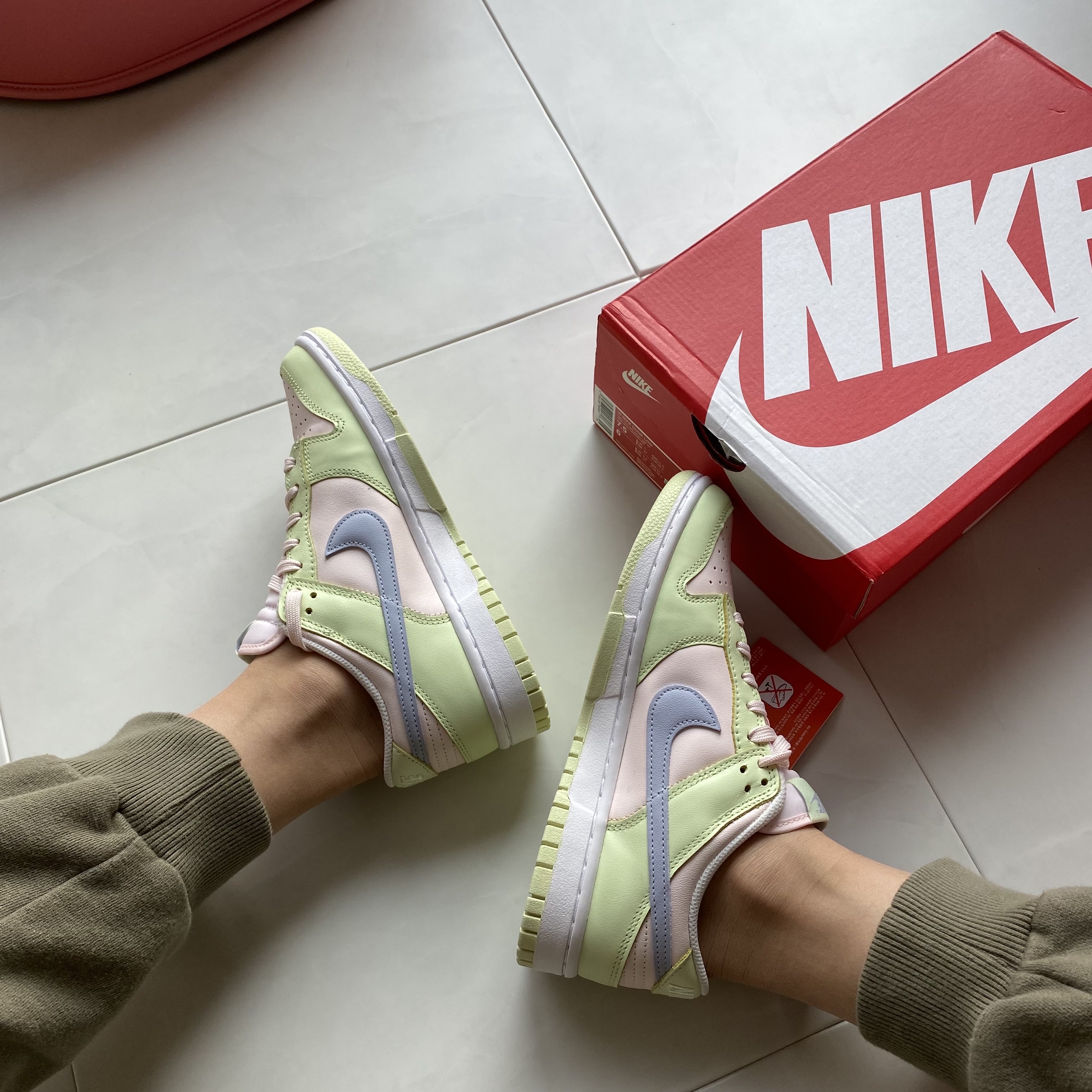 (W) Nike Dunk Low Light Soft Pink 착용 스타일 - 1