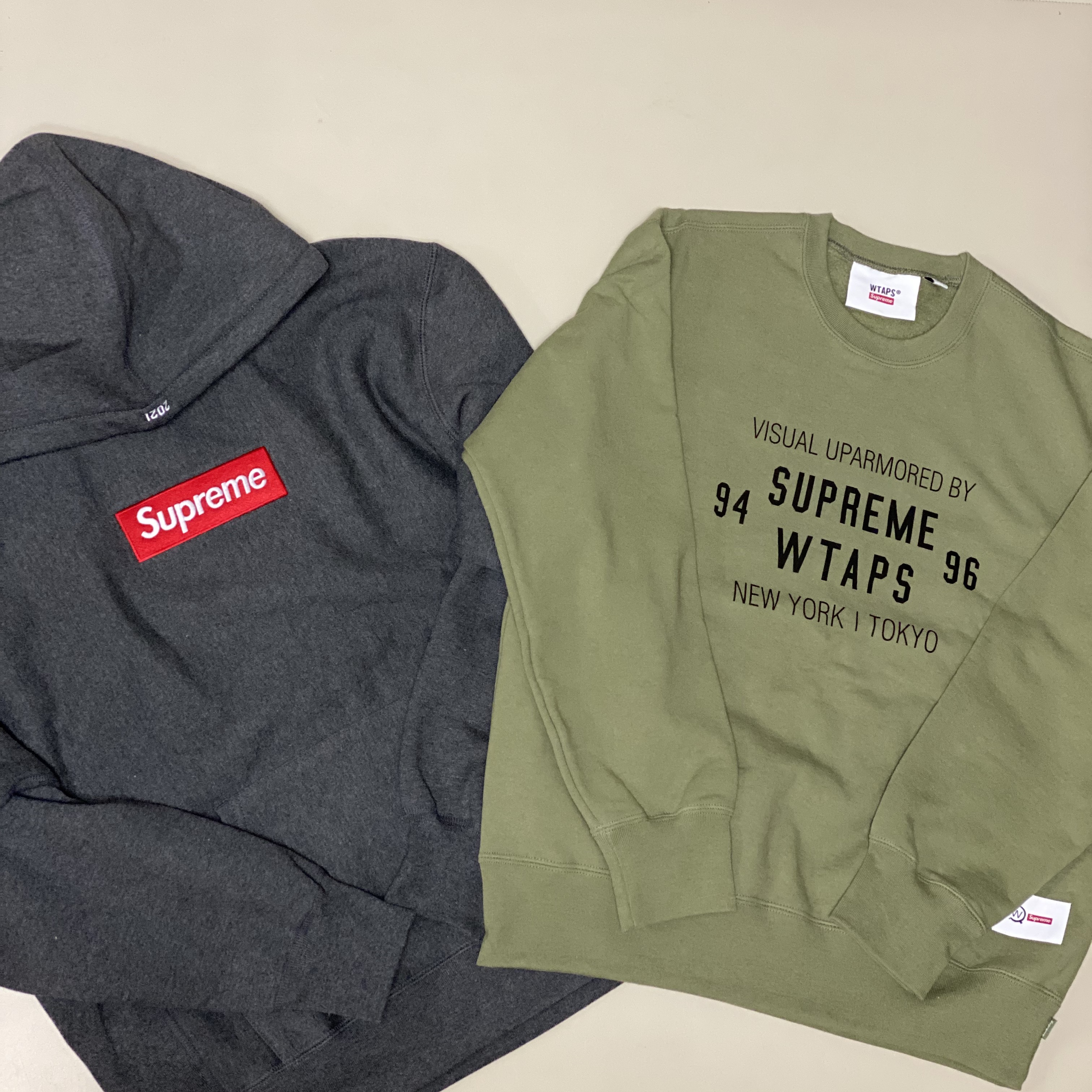 Supreme x WTAPS Crewneck Light Olive - 21FW, Supreme Box Logo Hooded Sweatshirt Charcoal - 21FW 착용 스타일