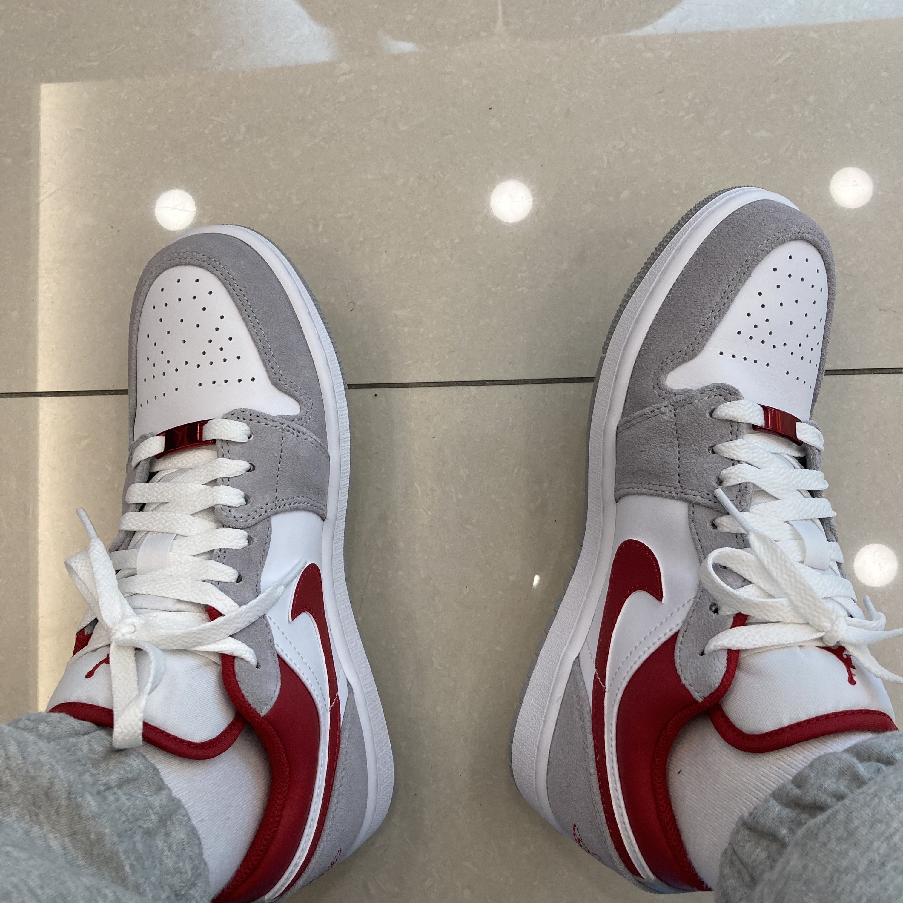 Jordan 1 Low SE Light Smoke Grey Gym Red 착용 스타일