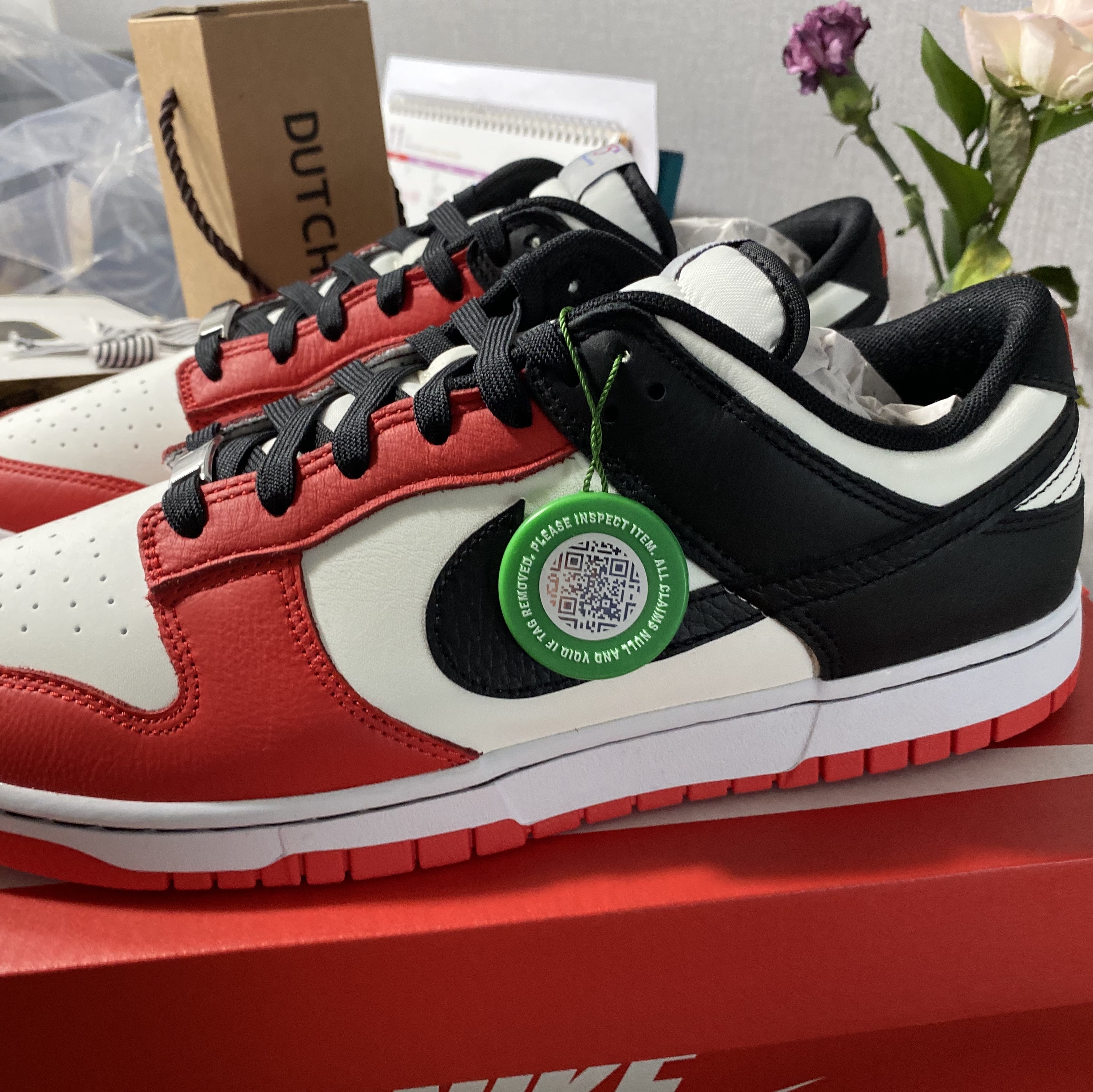Nike x NBA Dunk Low Retro EMB Black and Chile Red 착용 스타일 - 1