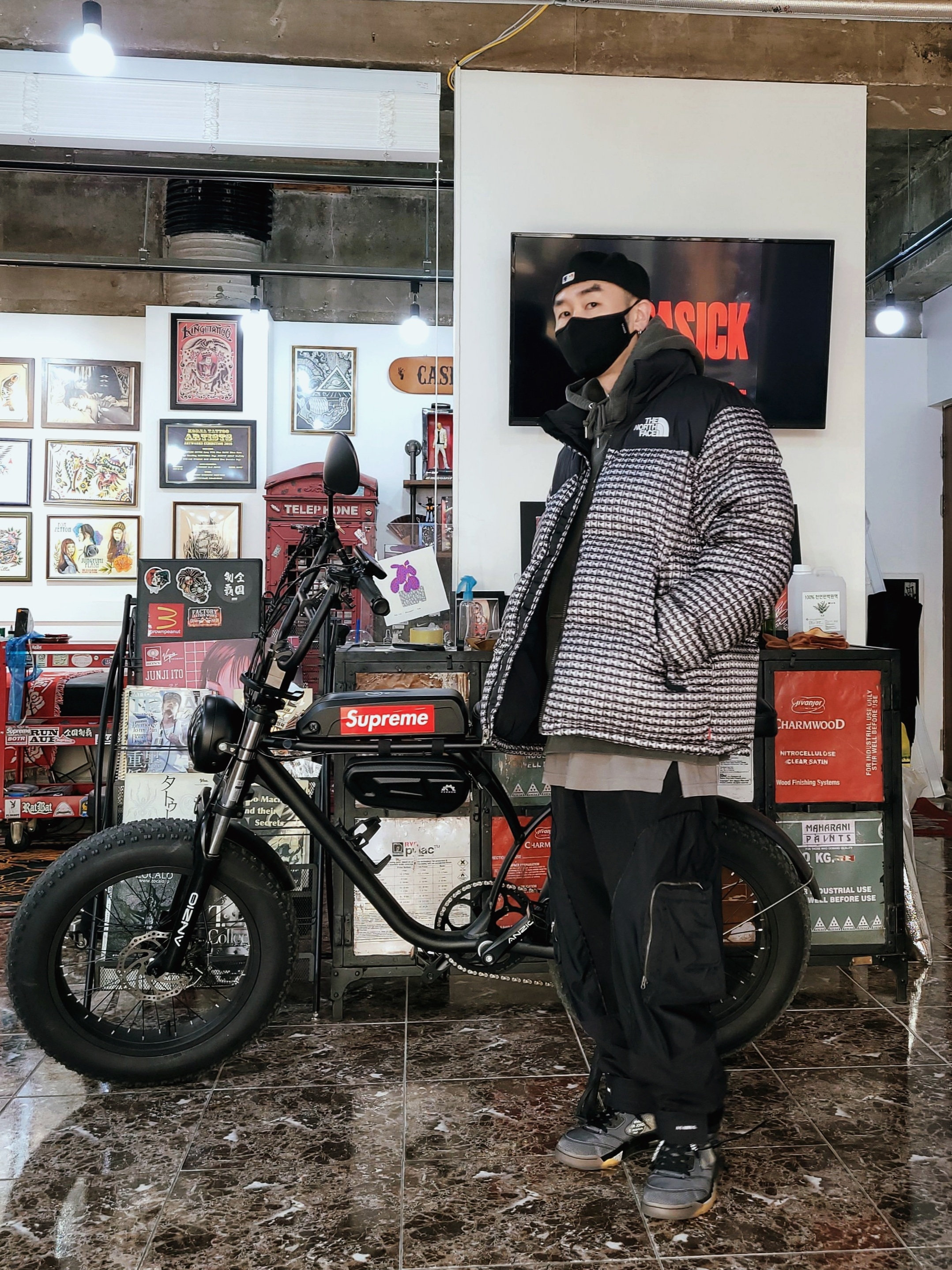 Supreme x The North Face Studded Nuptse Jacket Black - 21SS, Jordan 5 x Off-White Retro SP Black Muslin 착용 스타일
