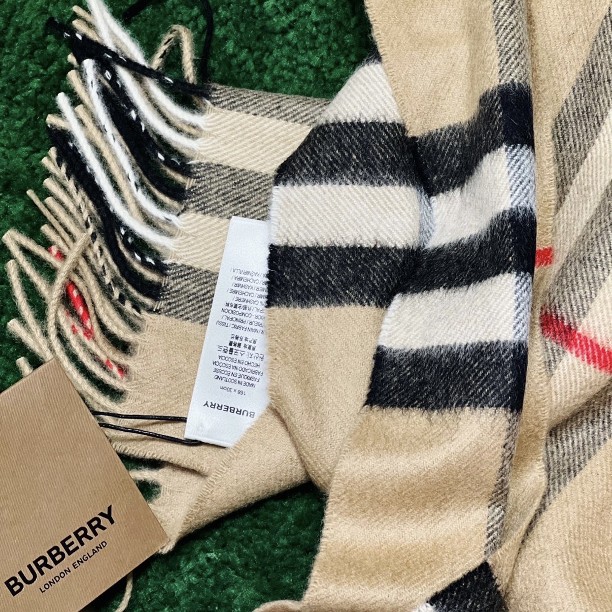 Burberry Classic Check Cashmere Muffler Archive Beige 착용 스타일 - 1
