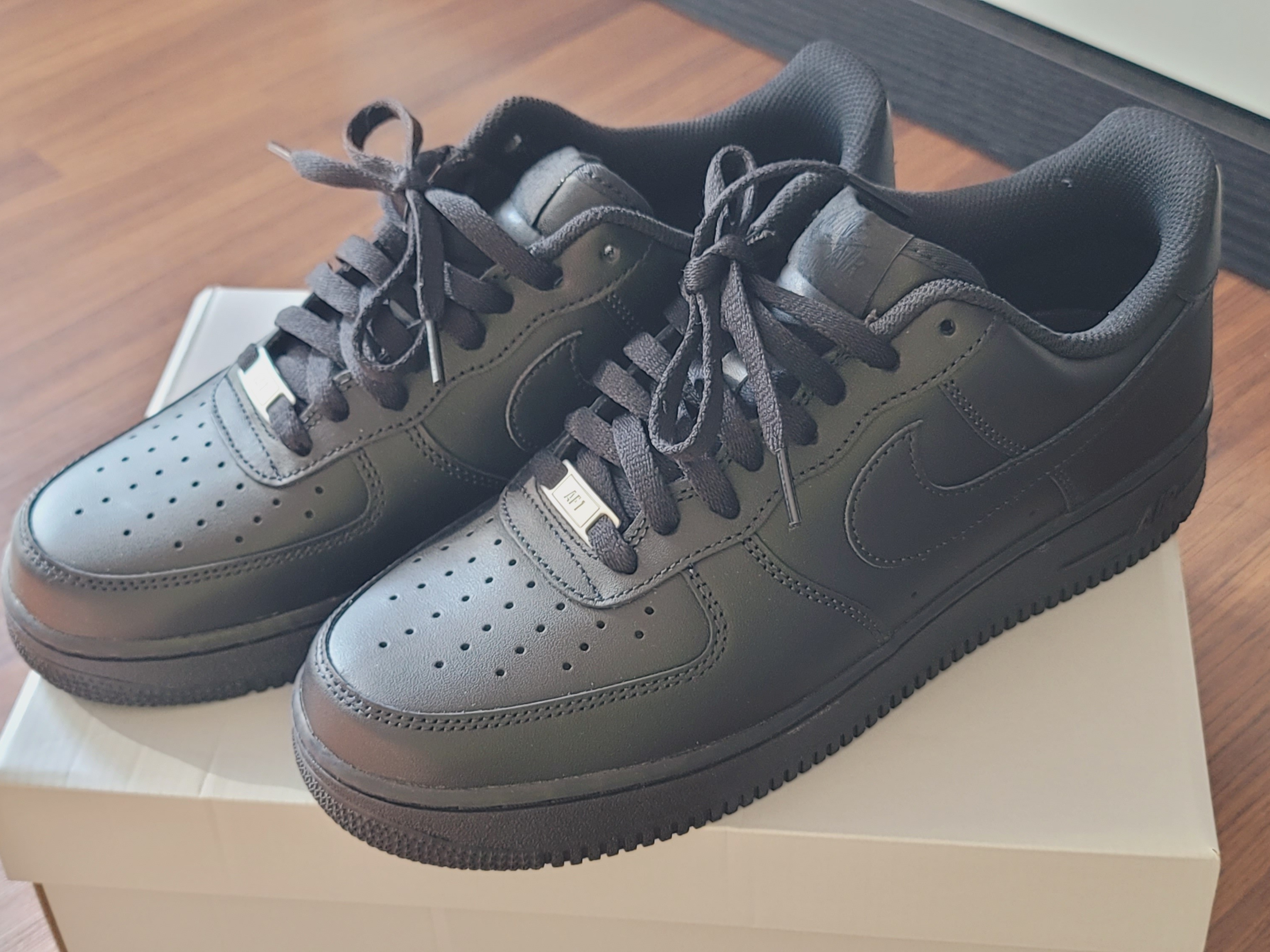 Nike Air Force 1 '07 Low Triple Black 착용 스타일
