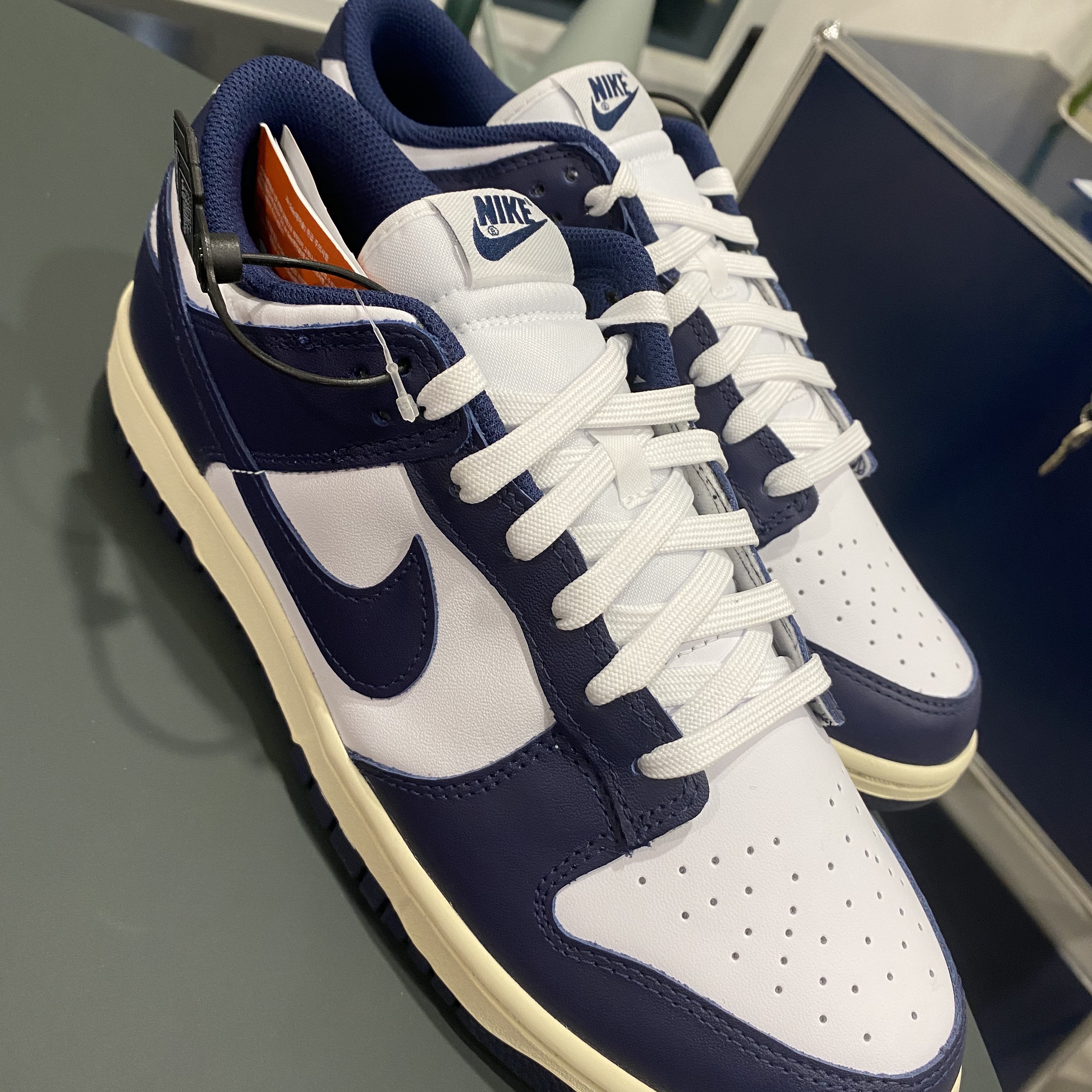 (W) Nike Dunk Low Vintage Midnight Navy 착용 스타일 - 4