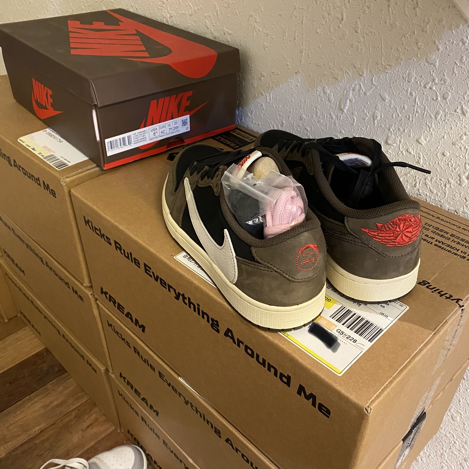 Jordan 1 x Travis Scott Retro Low OG SP Mocha 착용 스타일 - 2