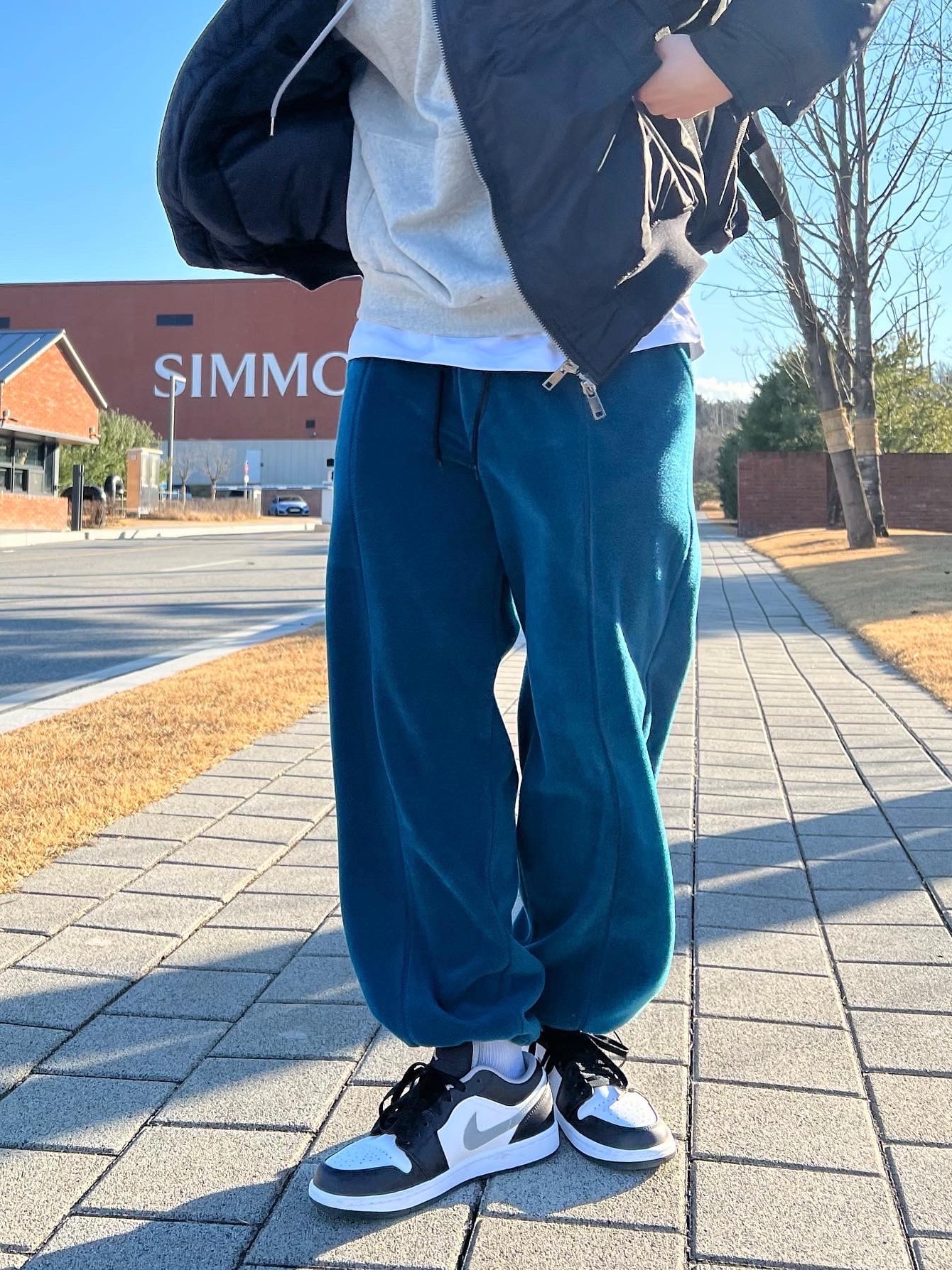 Jordan 1 Low Black Particle Grey 착용 스타일 - 3