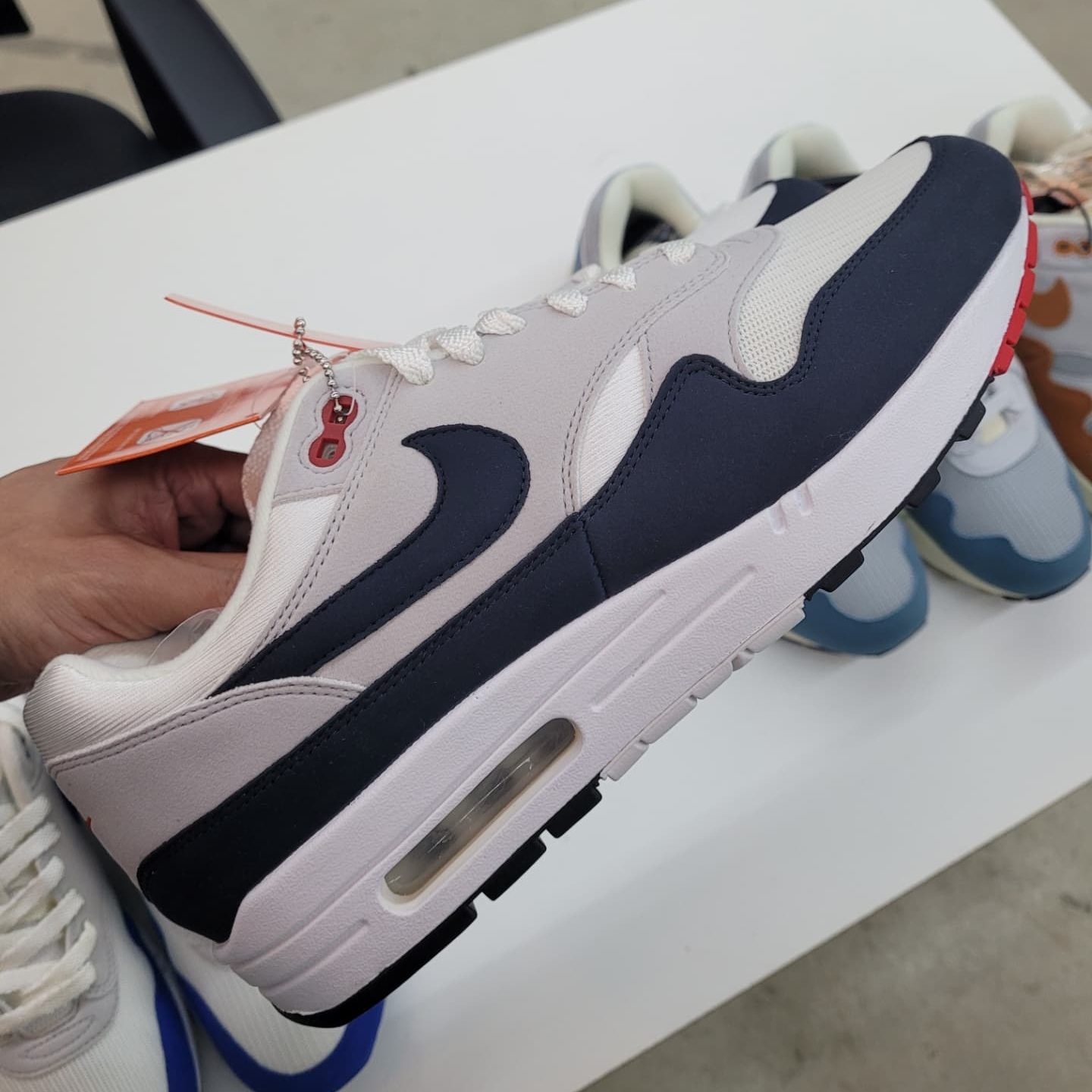 Nike Air Max 1 Anniversary Obsidian, Nike Air Max 1 Anniversary Red (2017/2018 Restock Pair) 착용 스타일 - 3