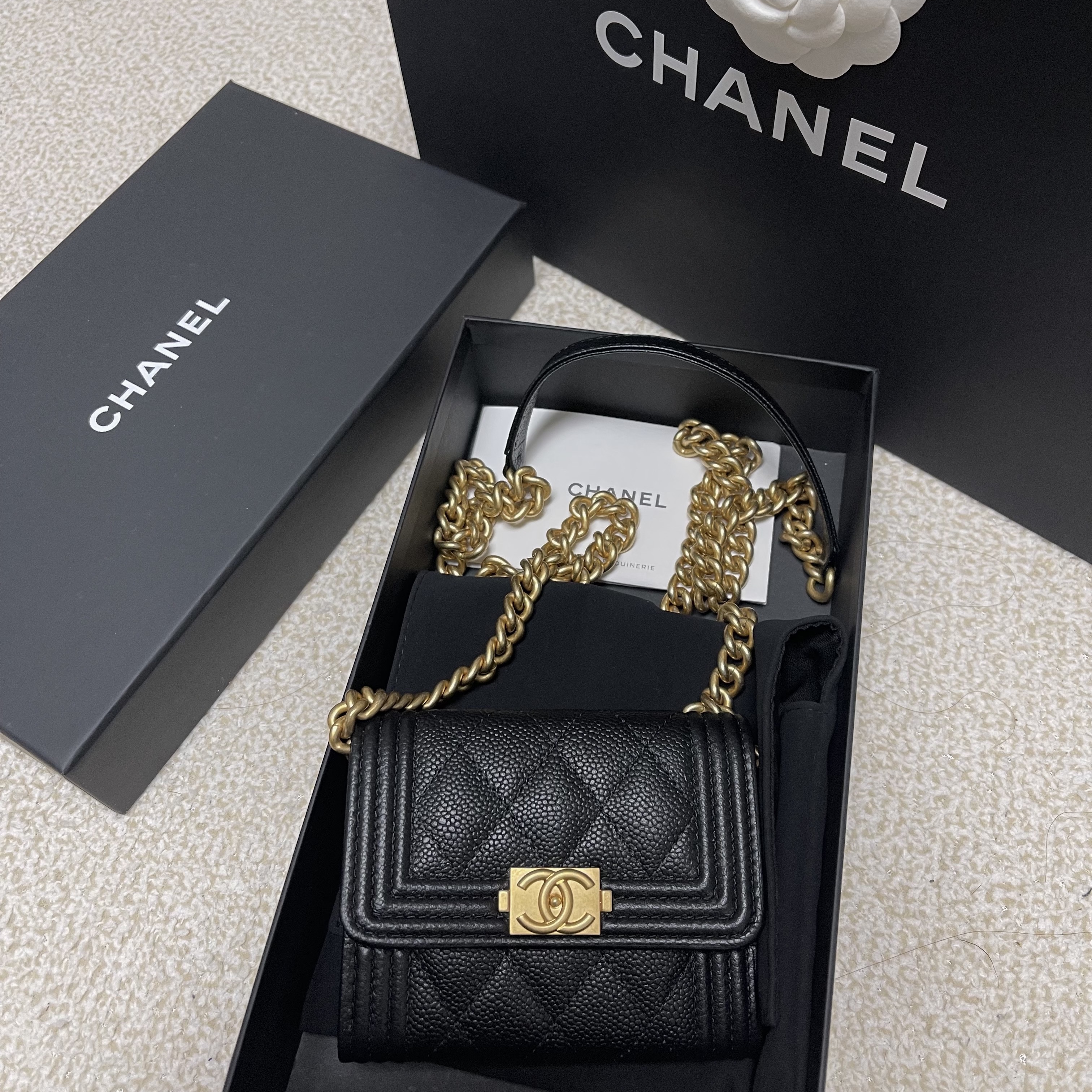 Chanel Boy Chanel Flap Coin Purse With Chain Grained Calfskin & Gold Black 착용 스타일 - 2