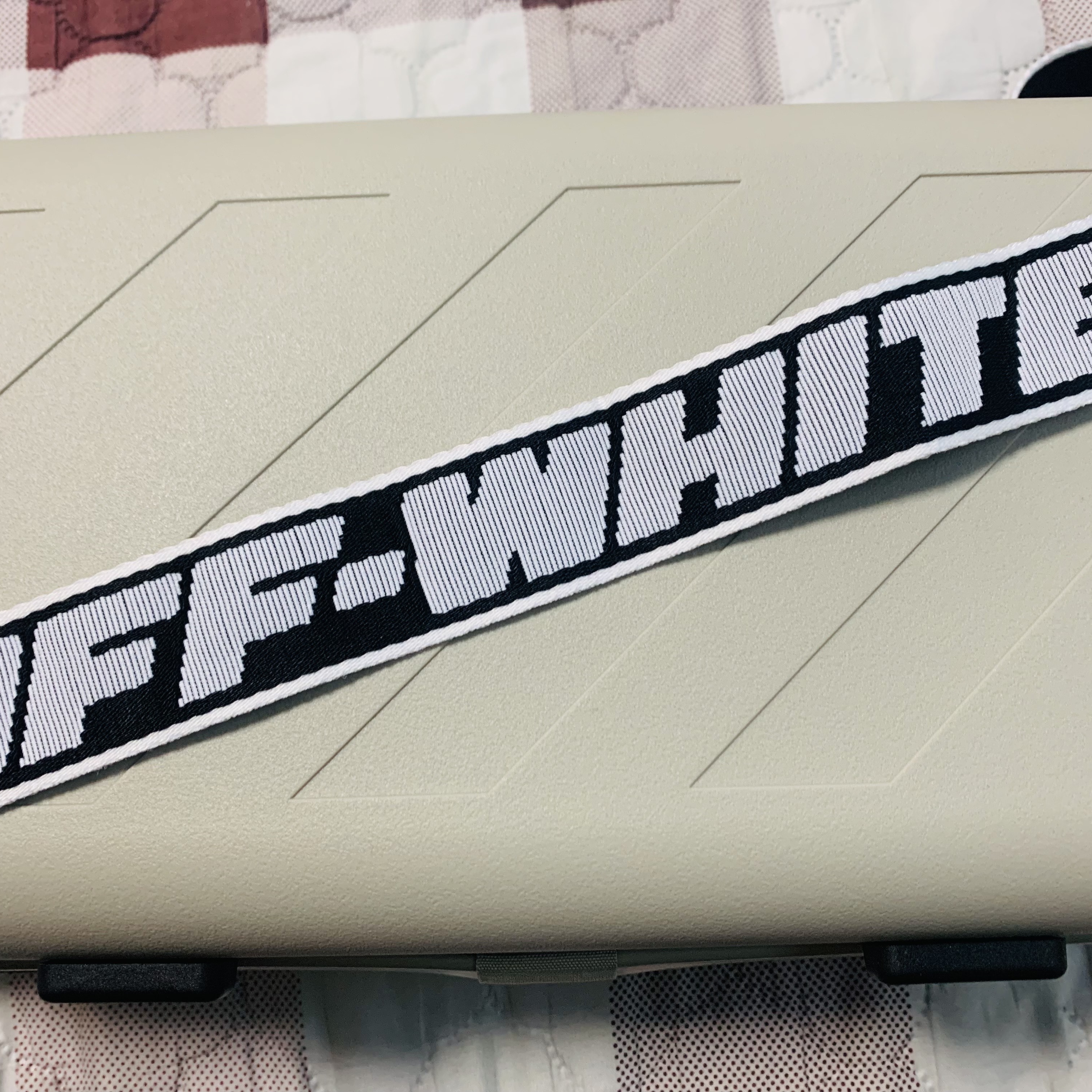 Off-White x Amore Pacific Protection Box (Without Cosmetics) 착용 스타일 - 1
