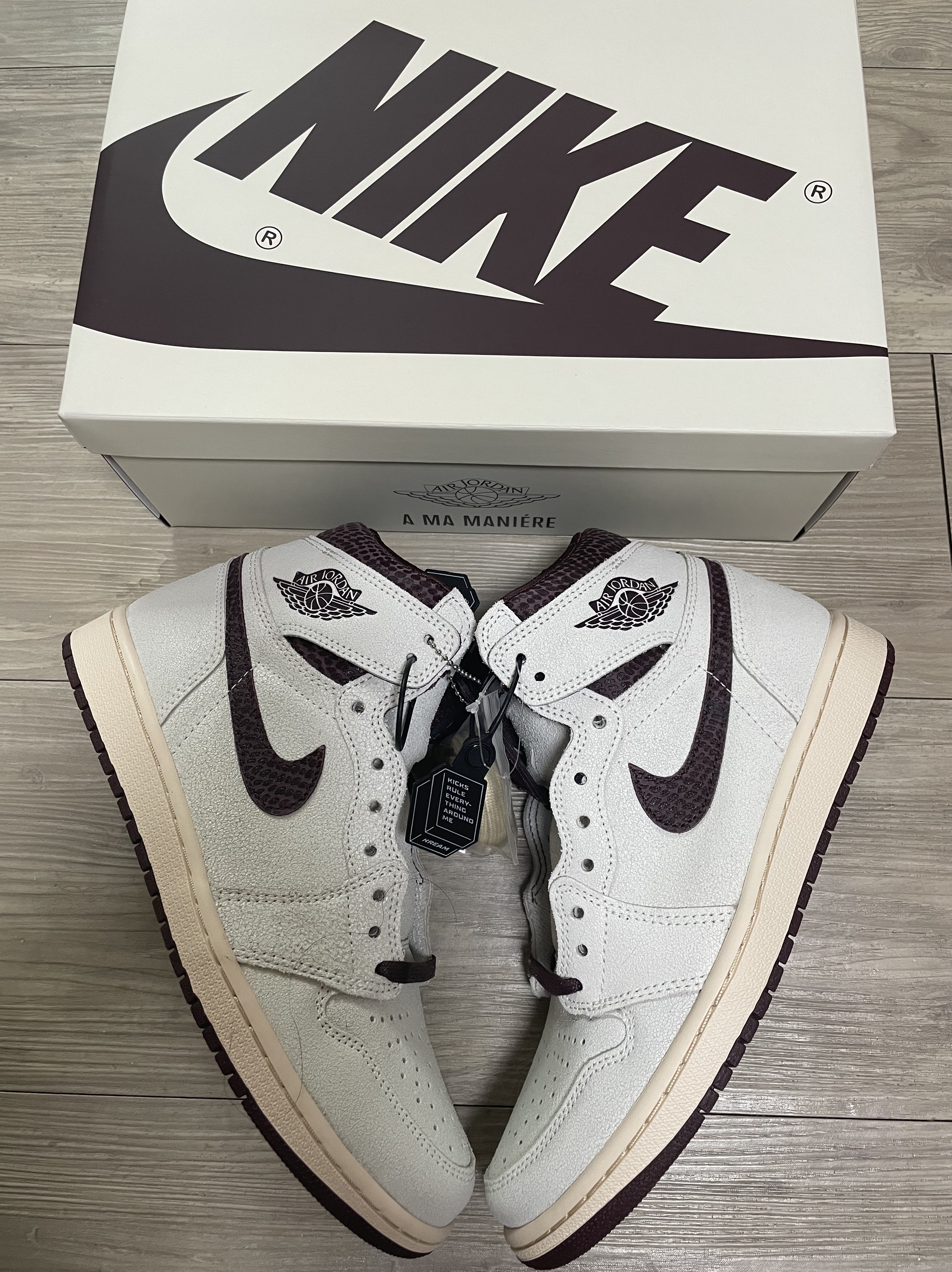 Jordan 1 x A Ma Maniere Retro High OG SP Sail and Burgundy 착용 스타일 - 2