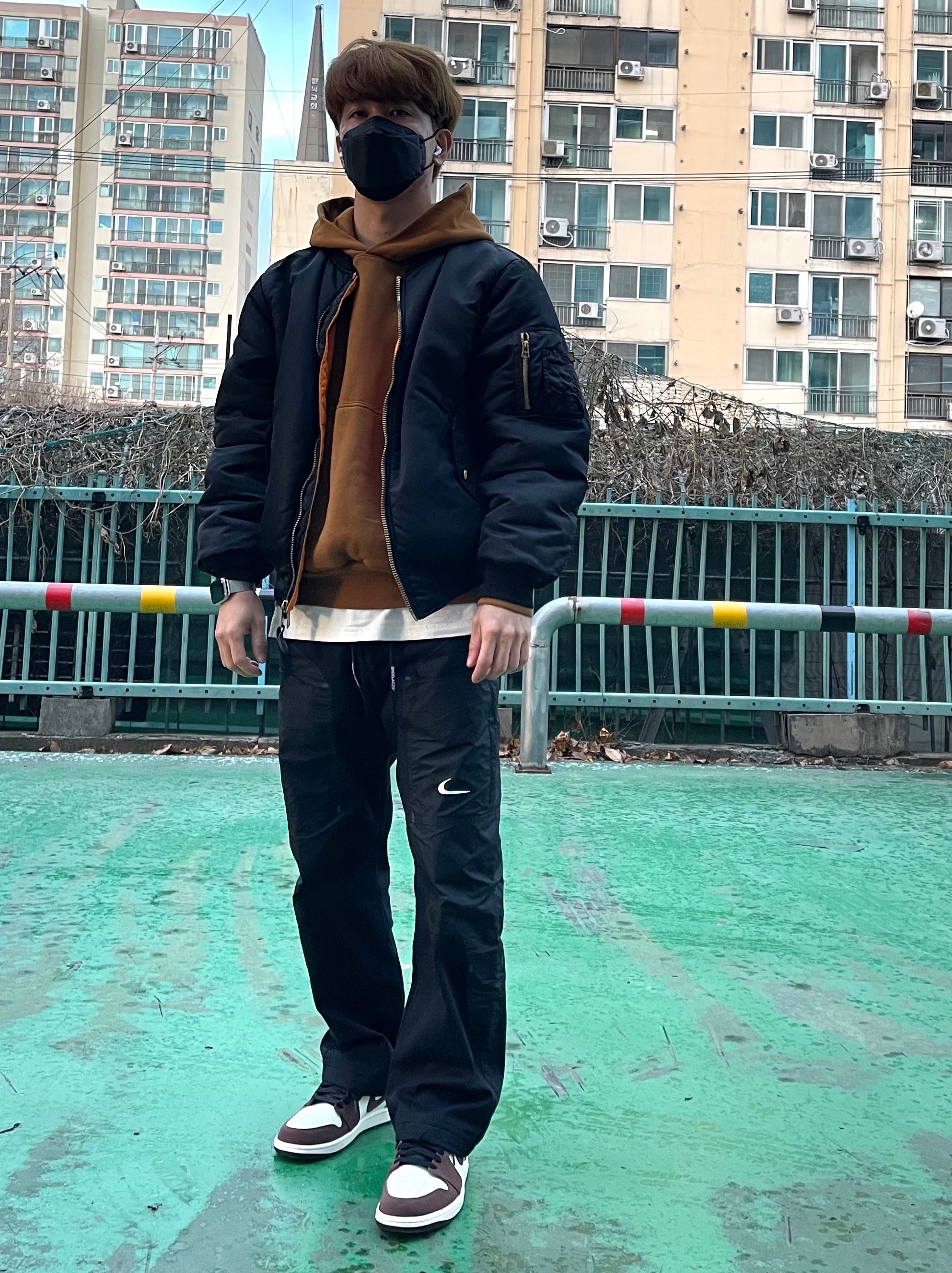Yeezy Gap Hoodie Brown, Nike x Off-White NRG Pants Black 착용 스타일 - 1