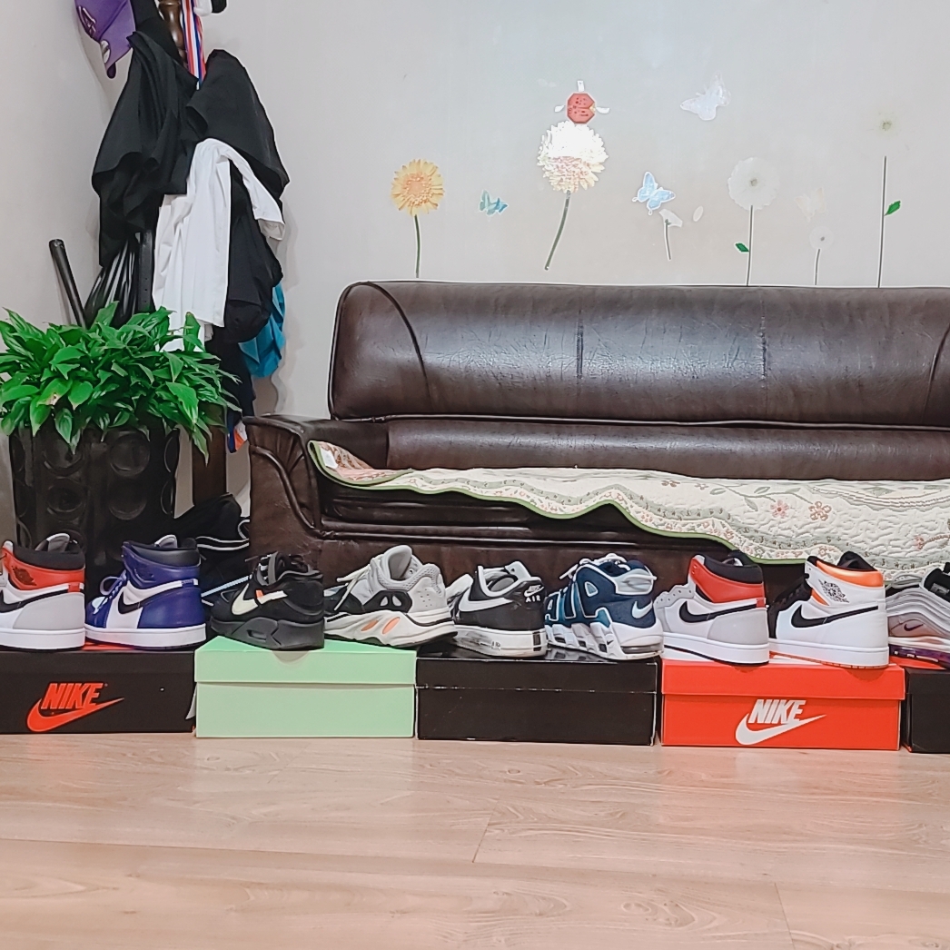 Adidas Yeezy Boost 700 Wave Runner Solid Grey 2017/2019, Jordan 1 Retro High OG Court Purple 2020 착용 스타일 - 3