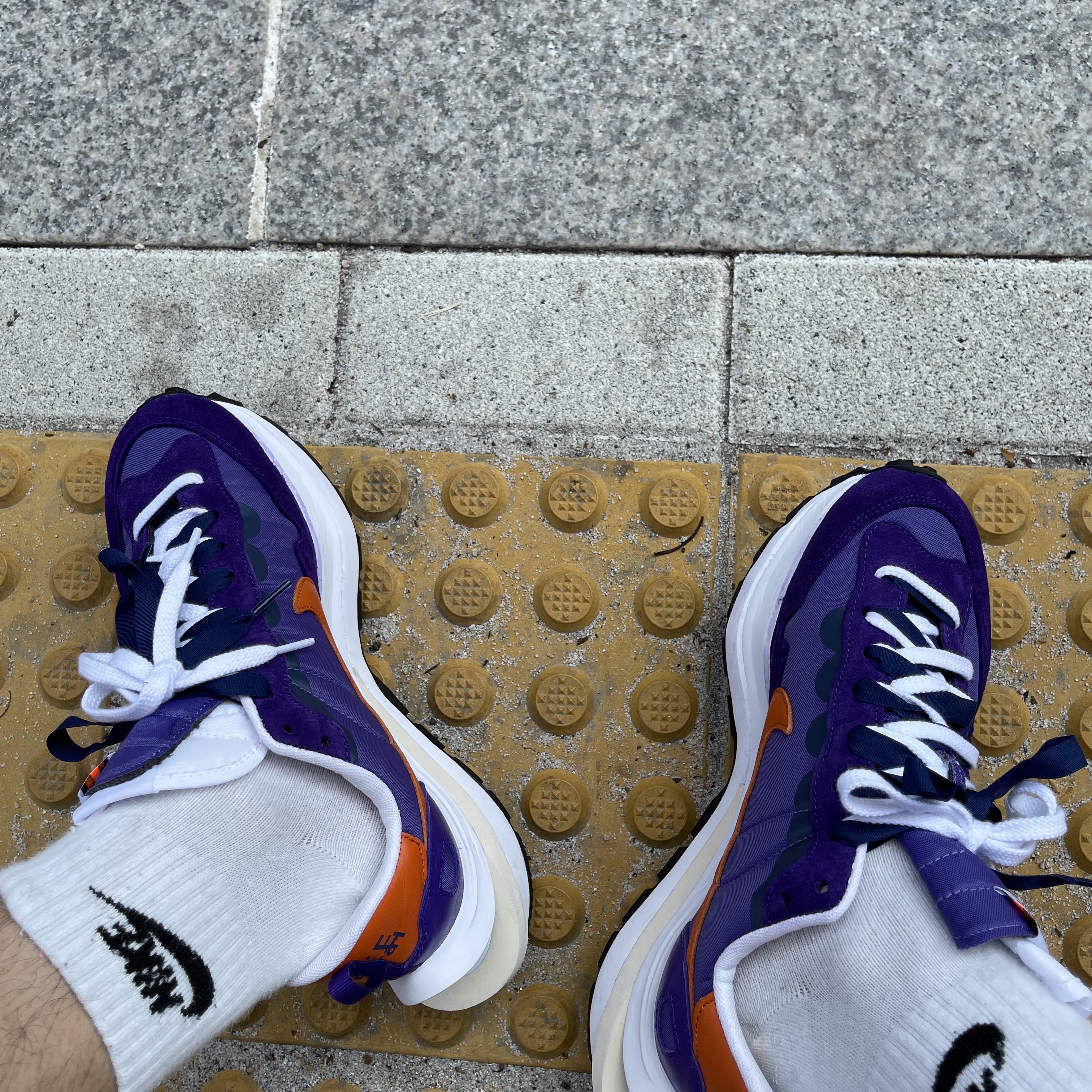 Nike x Sacai VaporWaffle Dark Iris 착용 스타일 - 2